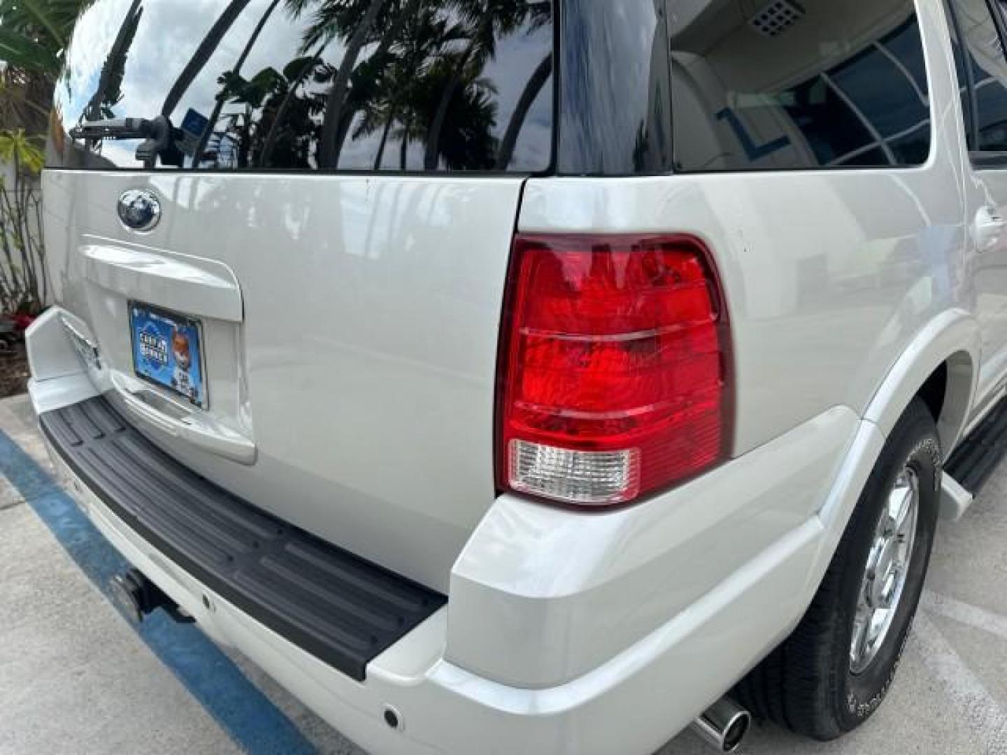 2005 Cashmere Tri-Coat Metallic /Medium Parchment Ford Expedition Limited 1 OWNER LOW MILES 66,181 (1FMFU19545L) with an 5.4L SOHC SEFI 24-Valve V8 Engine engine, Automatic transmission, located at 4701 North Dixie Hwy, Pompano Beach, FL, 33064, (954) 422-2889, 26.240938, -80.123474 - OUR WEBPAGE FLORIDACARS1.COM HAS OVER 100 PHOTOS AND FREE CARFAX LINK 2005 FORD EXPEDITION LIMITED $ 46,210 NEW VIN: 1FMFU19545LB03653 1 F M F U 1 9 5 4 5 L B 0 3 6 5 3 4 DOOR WAGON/SPORT UTILITY 5.4L V8 F SOHC GASOLINE REAR WHEEL DRIVE Top Features A/C Seat(s) Rear Air Conditioning Alloy Wheels Rea - Photo#6