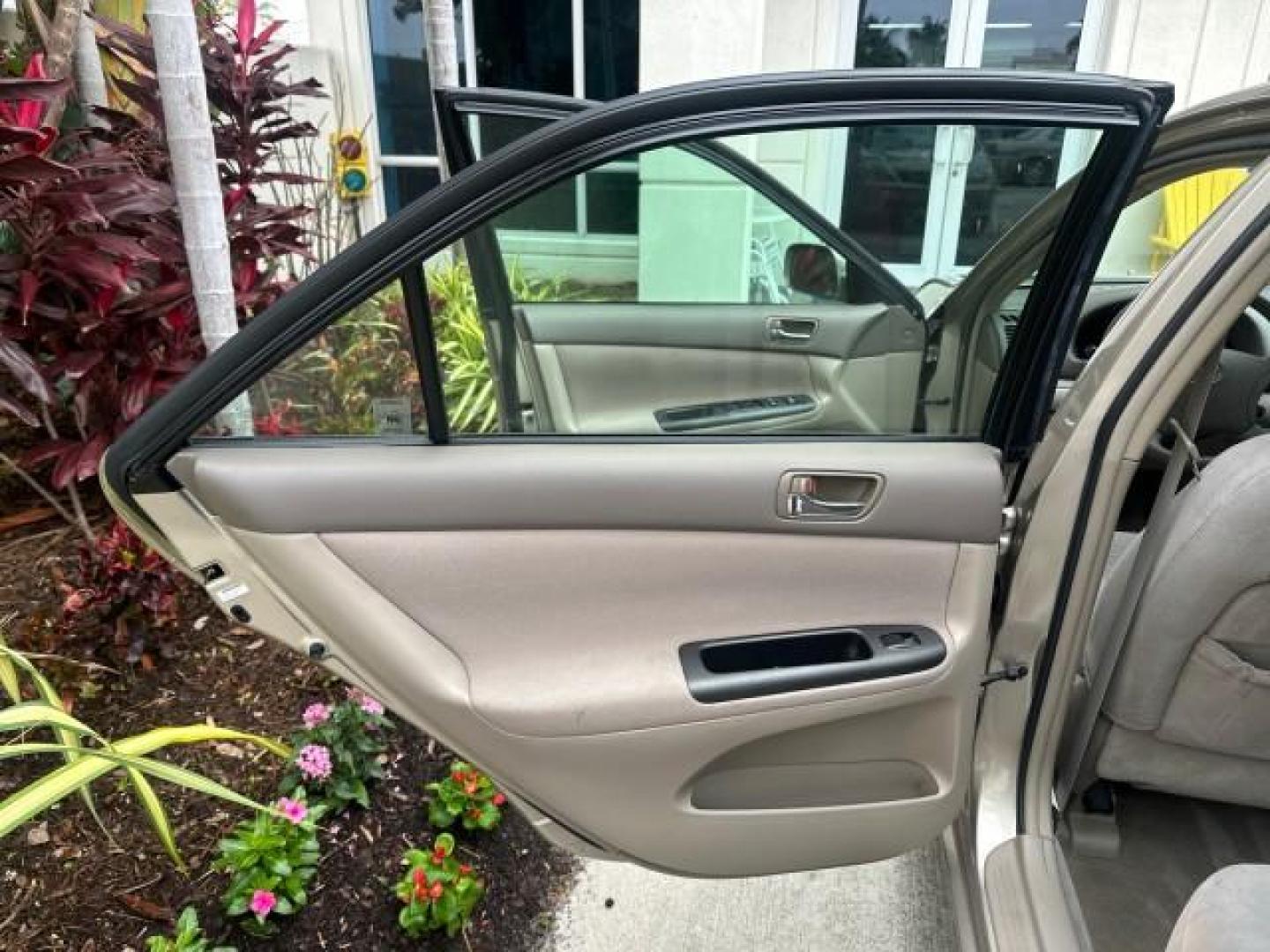 2005 Lunar Mist Metallic /Taupe Toyota Camry LE 1 OWNER LOW MILES 52,554 (4T1BE32K85U) with an 2.4L DOHC SEFI Vvti 16-Valve 4-Cyl Engine engine, Automatic transmission, located at 4701 North Dixie Hwy, Pompano Beach, FL, 33064, (954) 422-2889, 26.240938, -80.123474 - OUR WEBPAGE FLORIDACARS1.COM HAS OVER 100 PHOTOS AND FREE CARFAX LINK 2005 TOYOTA CAMRY LE CRUISE CONTROL GREAT COMMUTER CAR ! VIN: 4T1BE32K85U392358 SEDAN 4 DR 2.4L I4 F DOHC 16V 34 MPG GASOLINE FRONT WHEEL DRIVE Cloth Seats ABS Brakes Power Locks Power Windows AM/FM Stereo CD Audio Power Mirrors R - Photo#13