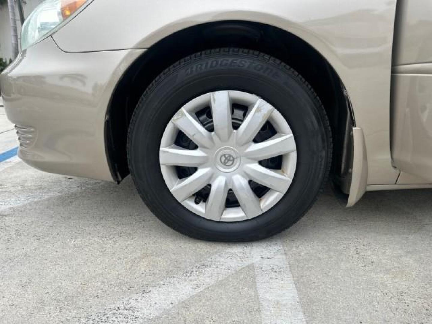 2005 Lunar Mist Metallic /Taupe Toyota Camry LE 1 OWNER LOW MILES 52,554 (4T1BE32K85U) with an 2.4L DOHC SEFI Vvti 16-Valve 4-Cyl Engine engine, Automatic transmission, located at 4701 North Dixie Hwy, Pompano Beach, FL, 33064, (954) 422-2889, 26.240938, -80.123474 - OUR WEBPAGE FLORIDACARS1.COM HAS OVER 100 PHOTOS AND FREE CARFAX LINK 2005 TOYOTA CAMRY LE CRUISE CONTROL GREAT COMMUTER CAR ! VIN: 4T1BE32K85U392358 SEDAN 4 DR 2.4L I4 F DOHC 16V 34 MPG GASOLINE FRONT WHEEL DRIVE Cloth Seats ABS Brakes Power Locks Power Windows AM/FM Stereo CD Audio Power Mirrors R - Photo#19