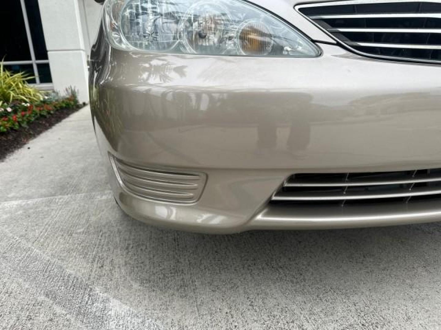 2005 Lunar Mist Metallic /Taupe Toyota Camry LE 1 OWNER LOW MILES 52,554 (4T1BE32K85U) with an 2.4L DOHC SEFI Vvti 16-Valve 4-Cyl Engine engine, Automatic transmission, located at 4701 North Dixie Hwy, Pompano Beach, FL, 33064, (954) 422-2889, 26.240938, -80.123474 - OUR WEBPAGE FLORIDACARS1.COM HAS OVER 100 PHOTOS AND FREE CARFAX LINK 2005 TOYOTA CAMRY LE CRUISE CONTROL GREAT COMMUTER CAR ! VIN: 4T1BE32K85U392358 SEDAN 4 DR 2.4L I4 F DOHC 16V 34 MPG GASOLINE FRONT WHEEL DRIVE Cloth Seats ABS Brakes Power Locks Power Windows AM/FM Stereo CD Audio Power Mirrors R - Photo#29