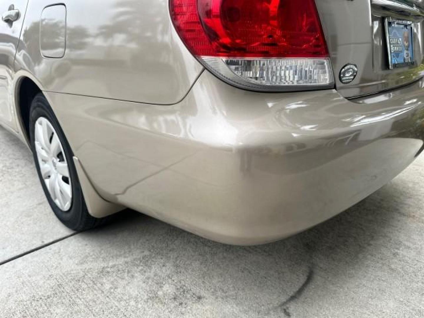 2005 Lunar Mist Metallic /Taupe Toyota Camry LE 1 OWNER LOW MILES 52,554 (4T1BE32K85U) with an 2.4L DOHC SEFI Vvti 16-Valve 4-Cyl Engine engine, Automatic transmission, located at 4701 North Dixie Hwy, Pompano Beach, FL, 33064, (954) 422-2889, 26.240938, -80.123474 - OUR WEBPAGE FLORIDACARS1.COM HAS OVER 100 PHOTOS AND FREE CARFAX LINK 2005 TOYOTA CAMRY LE CRUISE CONTROL GREAT COMMUTER CAR ! VIN: 4T1BE32K85U392358 SEDAN 4 DR 2.4L I4 F DOHC 16V 34 MPG GASOLINE FRONT WHEEL DRIVE Cloth Seats ABS Brakes Power Locks Power Windows AM/FM Stereo CD Audio Power Mirrors R - Photo#40