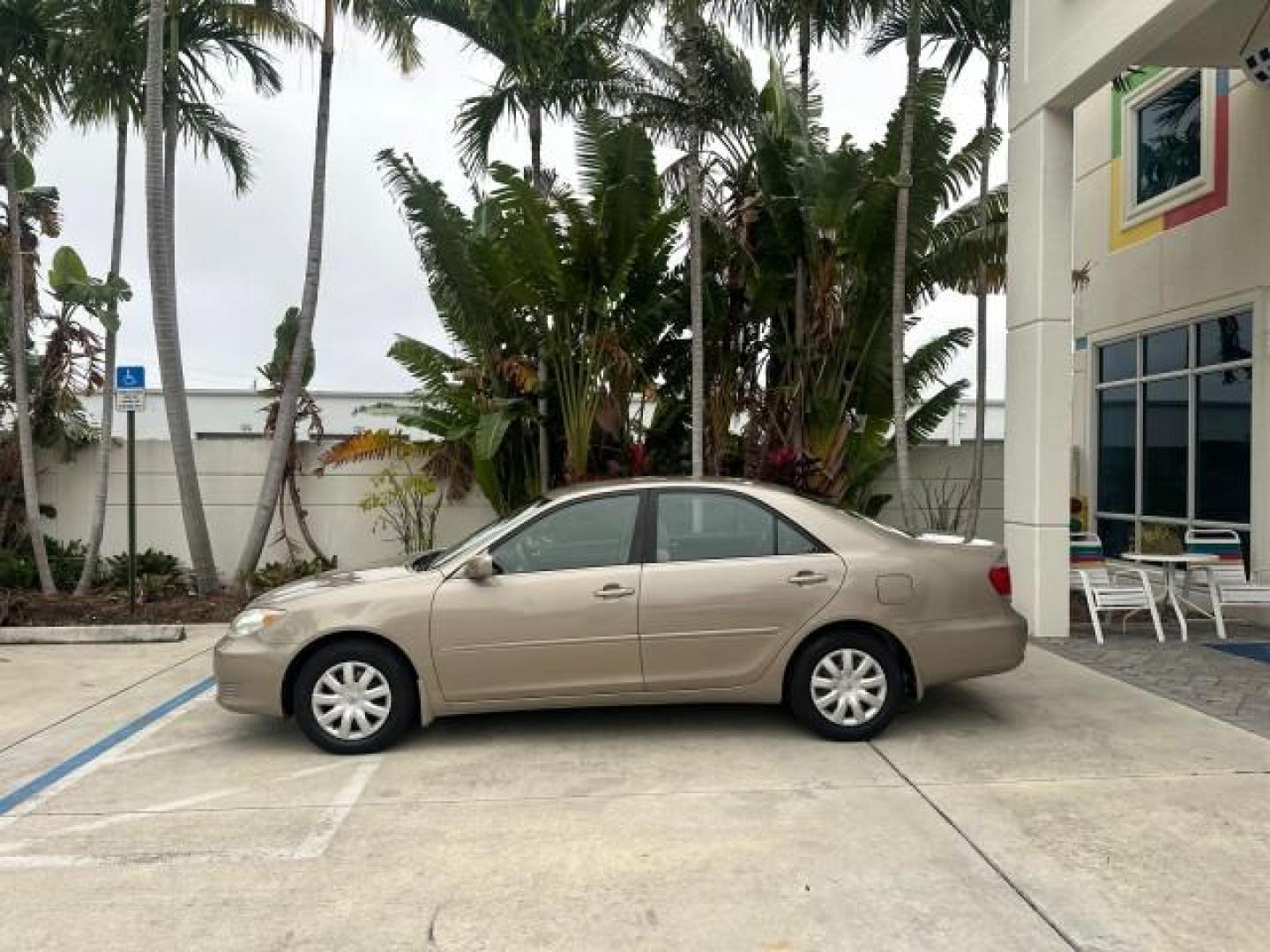 2005 Lunar Mist Metallic /Taupe Toyota Camry LE 1 OWNER LOW MILES 52,554 (4T1BE32K85U) with an 2.4L DOHC SEFI Vvti 16-Valve 4-Cyl Engine engine, Automatic transmission, located at 4701 North Dixie Hwy, Pompano Beach, FL, 33064, (954) 422-2889, 26.240938, -80.123474 - OUR WEBPAGE FLORIDACARS1.COM HAS OVER 100 PHOTOS AND FREE CARFAX LINK 2005 TOYOTA CAMRY LE CRUISE CONTROL GREAT COMMUTER CAR ! VIN: 4T1BE32K85U392358 SEDAN 4 DR 2.4L I4 F DOHC 16V 34 MPG GASOLINE FRONT WHEEL DRIVE Cloth Seats ABS Brakes Power Locks Power Windows AM/FM Stereo CD Audio Power Mirrors R - Photo#4