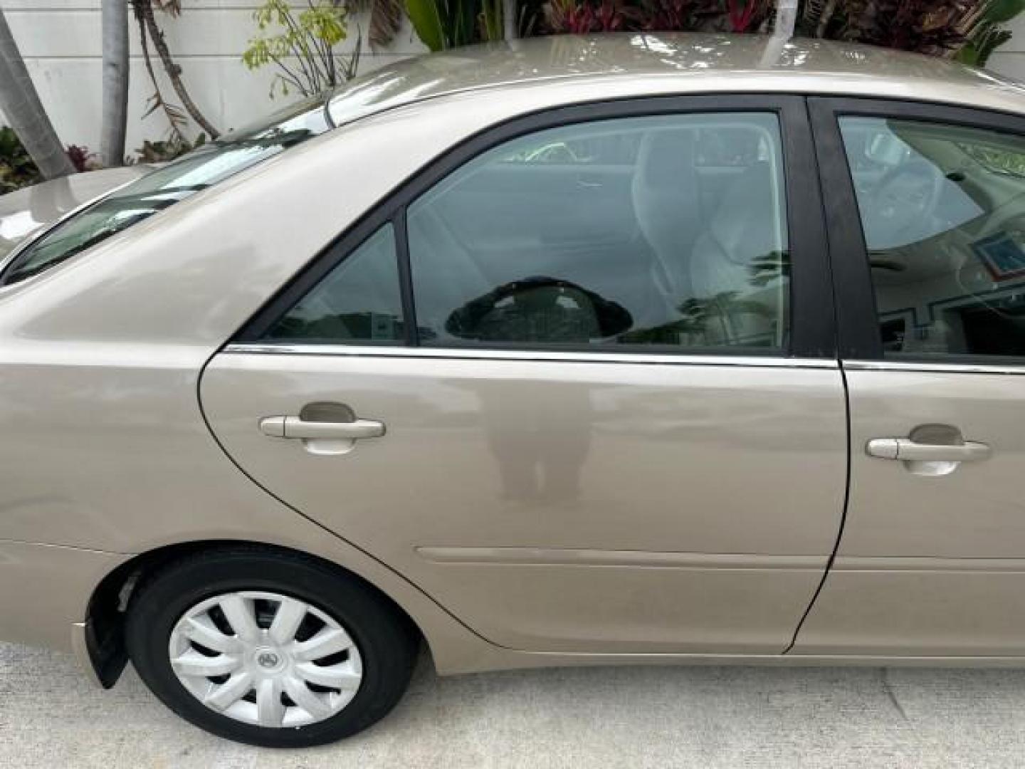 2005 Lunar Mist Metallic /Taupe Toyota Camry LE 1 OWNER LOW MILES 52,554 (4T1BE32K85U) with an 2.4L DOHC SEFI Vvti 16-Valve 4-Cyl Engine engine, Automatic transmission, located at 4701 North Dixie Hwy, Pompano Beach, FL, 33064, (954) 422-2889, 26.240938, -80.123474 - OUR WEBPAGE FLORIDACARS1.COM HAS OVER 100 PHOTOS AND FREE CARFAX LINK 2005 TOYOTA CAMRY LE CRUISE CONTROL GREAT COMMUTER CAR ! VIN: 4T1BE32K85U392358 SEDAN 4 DR 2.4L I4 F DOHC 16V 34 MPG GASOLINE FRONT WHEEL DRIVE Cloth Seats ABS Brakes Power Locks Power Windows AM/FM Stereo CD Audio Power Mirrors R - Photo#49