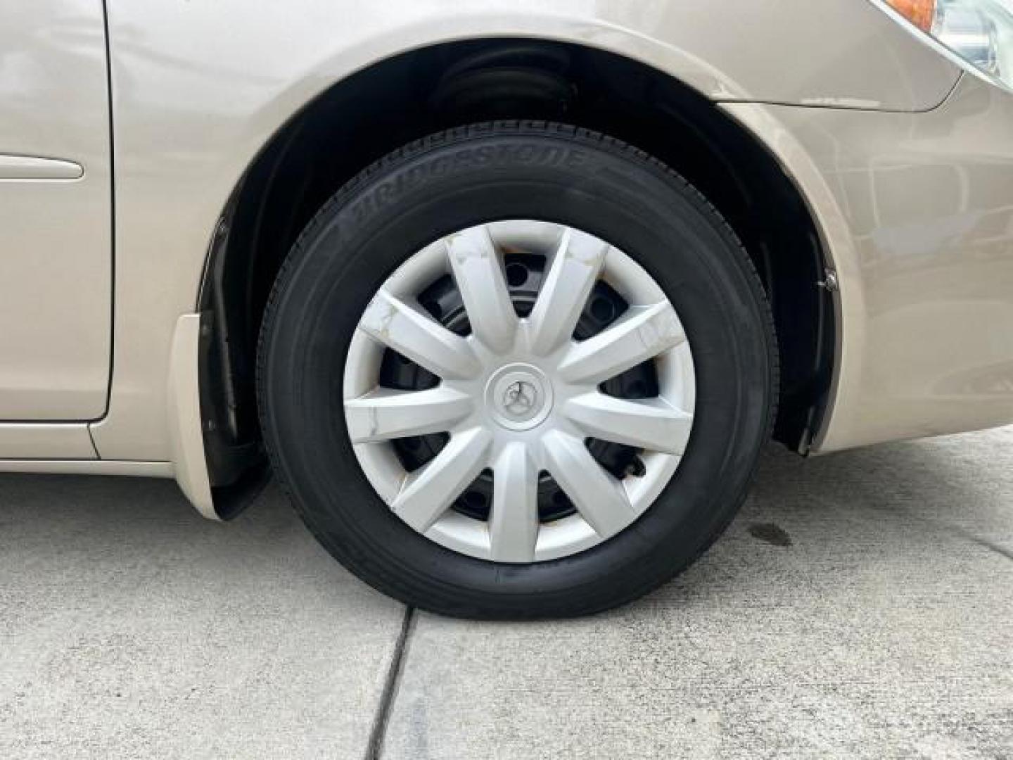 2005 Lunar Mist Metallic /Taupe Toyota Camry LE 1 OWNER LOW MILES 52,554 (4T1BE32K85U) with an 2.4L DOHC SEFI Vvti 16-Valve 4-Cyl Engine engine, Automatic transmission, located at 4701 North Dixie Hwy, Pompano Beach, FL, 33064, (954) 422-2889, 26.240938, -80.123474 - OUR WEBPAGE FLORIDACARS1.COM HAS OVER 100 PHOTOS AND FREE CARFAX LINK 2005 TOYOTA CAMRY LE CRUISE CONTROL GREAT COMMUTER CAR ! VIN: 4T1BE32K85U392358 SEDAN 4 DR 2.4L I4 F DOHC 16V 34 MPG GASOLINE FRONT WHEEL DRIVE Cloth Seats ABS Brakes Power Locks Power Windows AM/FM Stereo CD Audio Power Mirrors R - Photo#53