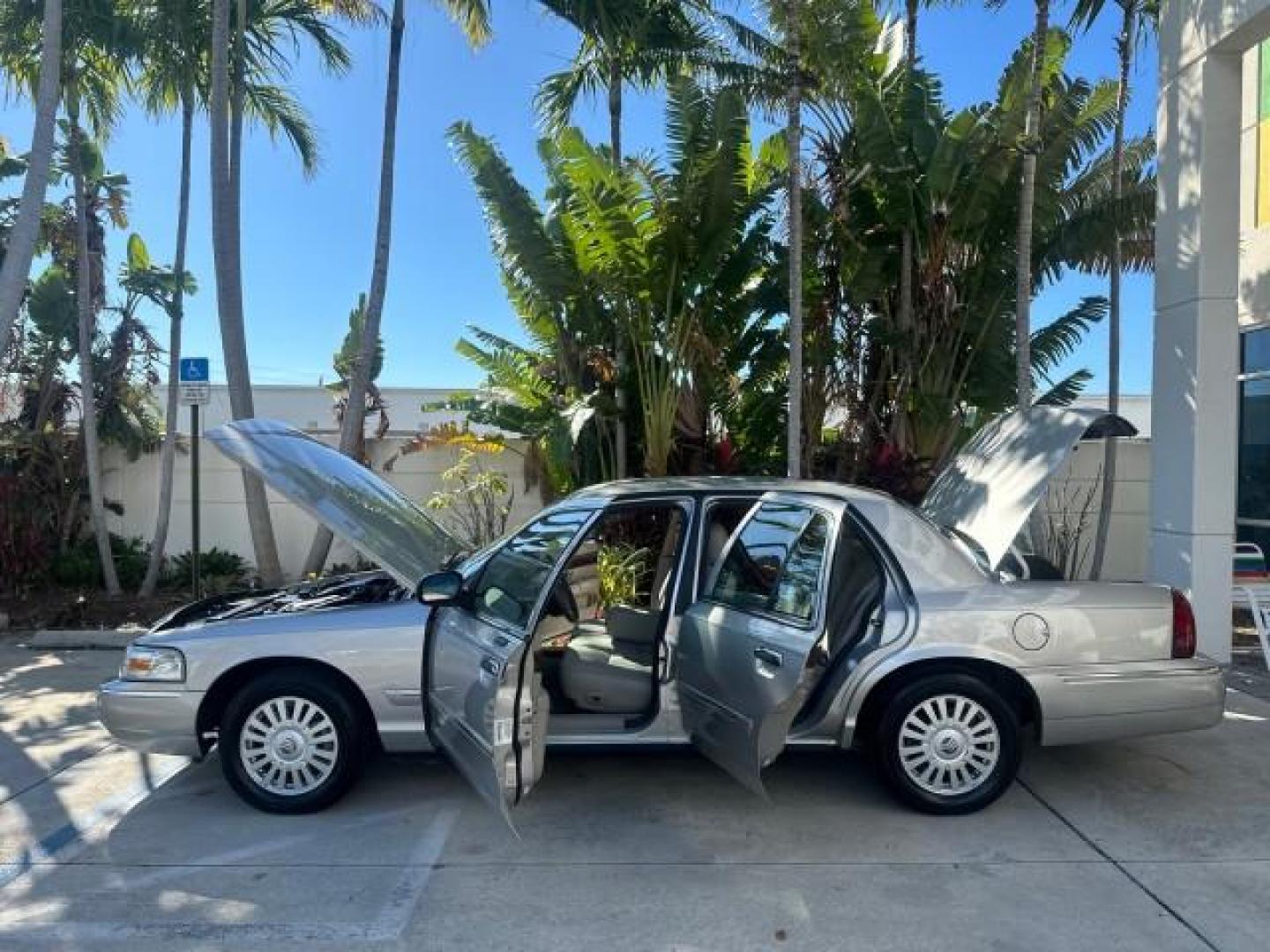 2008 Silver Birch Metallic /Light Camel Mercury Grand Marquis LS 1 OWNER FL 12,426 LOW MILES (2MEFM75V58X) with an 4.6L OHC FFV V8 Engine engine, Automatic transmission, located at 4701 North Dixie Hwy, Pompano Beach, FL, 33064, (954) 422-2889, 26.240938, -80.123474 - OUR WEBPAGE FLORIDACARS1.COM HAS OVER 100 PHOTOS AND FREE CARFAX LINK 2008 MERCURY GRAND MARQUIS LS NON SMOKER VIN: 2MEFM75V58X614887 SEDAN 4 DR 4.6L V8 F SOHC FLEX FUEL REAR WHEEL DRIVE ROAD READY NO ACCIDENTS NO RECALLS FLORIDA 1 OWNER POWER LEATHER SEATS LOW MILES 12,426 Alloy Wheels Leather Seat - Photo#16