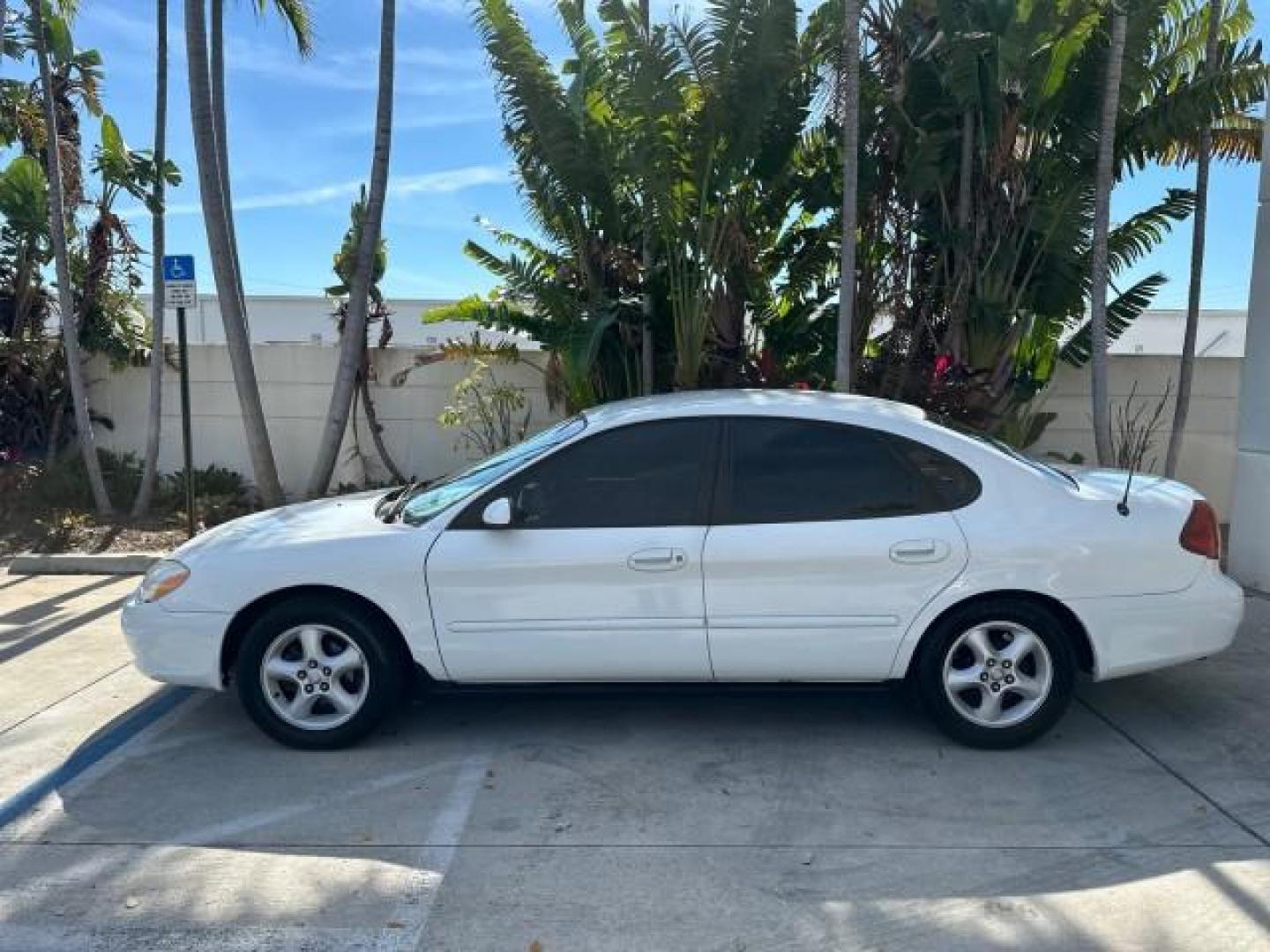 2000 Vibrant White /Medium Graphite Ford Taurus SES LOW MILES 57,736 (1FAFP55S2YA) with an 3.0L V6 Cylinder Engine engine, Automatic transmission, located at 4701 North Dixie Hwy, Pompano Beach, FL, 33064, (954) 422-2889, 26.240938, -80.123474 - OUR WEBPAGE FLORIDACARS1.COM HAS OVER 100 PHOTOS AND FREE CARFAX LINK 2000 FORD TAURUS SES VIN: 1FAFP55S2YA254222 SEDAN 4 DR 3.0L V6 F DOHC 24V GASOLINE FRONT WHEEL DRIVE Cloth Seats ABS Brakes Automatic Transmission Power Locks Power Windows AM/FM Stereo Cassette Player Power Mirrors Rear Defroster - Photo#4