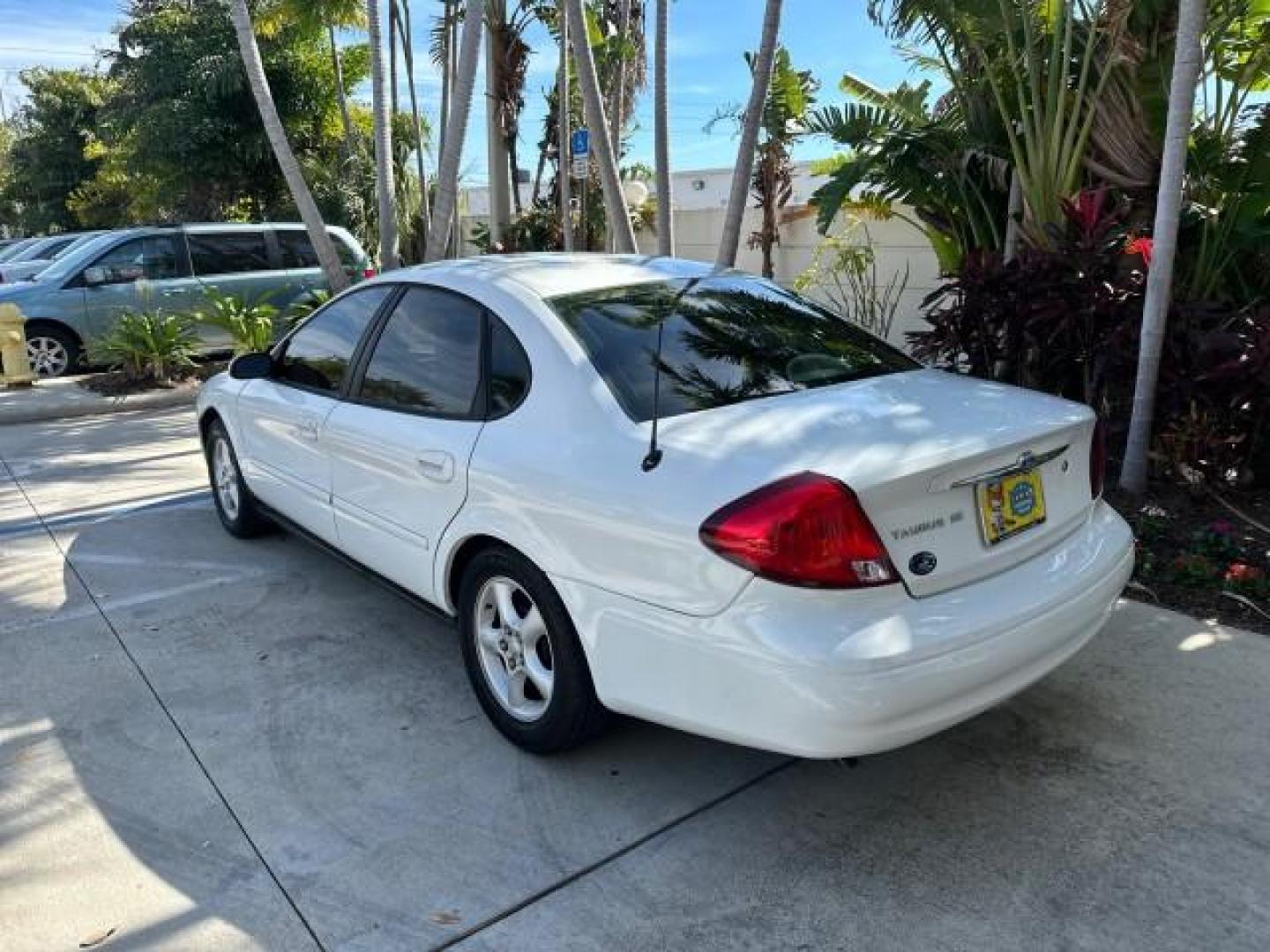 2000 Vibrant White /Medium Graphite Ford Taurus SES LOW MILES 57,736 (1FAFP55S2YA) with an 3.0L V6 Cylinder Engine engine, Automatic transmission, located at 4701 North Dixie Hwy, Pompano Beach, FL, 33064, (954) 422-2889, 26.240938, -80.123474 - OUR WEBPAGE FLORIDACARS1.COM HAS OVER 100 PHOTOS AND FREE CARFAX LINK 2000 FORD TAURUS SES VIN: 1FAFP55S2YA254222 SEDAN 4 DR 3.0L V6 F DOHC 24V GASOLINE FRONT WHEEL DRIVE Cloth Seats ABS Brakes Automatic Transmission Power Locks Power Windows AM/FM Stereo Cassette Player Power Mirrors Rear Defroster - Photo#5