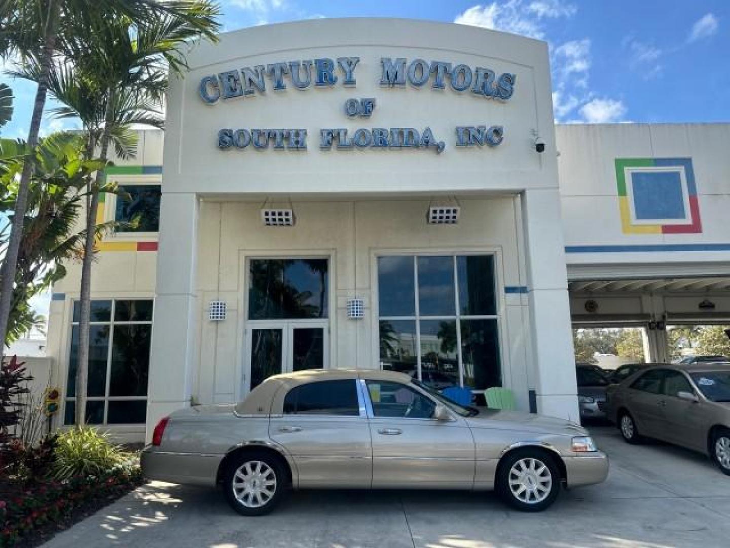 2009 Silver Birch Metallic /Light Camel Lincoln Town Car Signature Limited FL LOW MILES 72,537 (2LNHM82V49X) with an 4.6L SOHC EFI V8 FFV Engine engine, Automatic transmission, located at 4701 North Dixie Hwy, Pompano Beach, FL, 33064, (954) 422-2889, 26.240938, -80.123474 - 2009 LINCOLN TOWN CAR SIGNATURE LIMITED VIN: 2LNHM82V49X619368 SEDAN 4 DR 4.6L V8 F SOHC 16V FLEX FUEL REAR WHEEL DRIVE Highlighted Features Alloy Wheels Memory Seat(s) Audiophile Sound System Parking Sensors Front Seat Heaters Power Hatch/Deck Lid Leather Seats Presenting one of the finest Lincoln - Photo#0