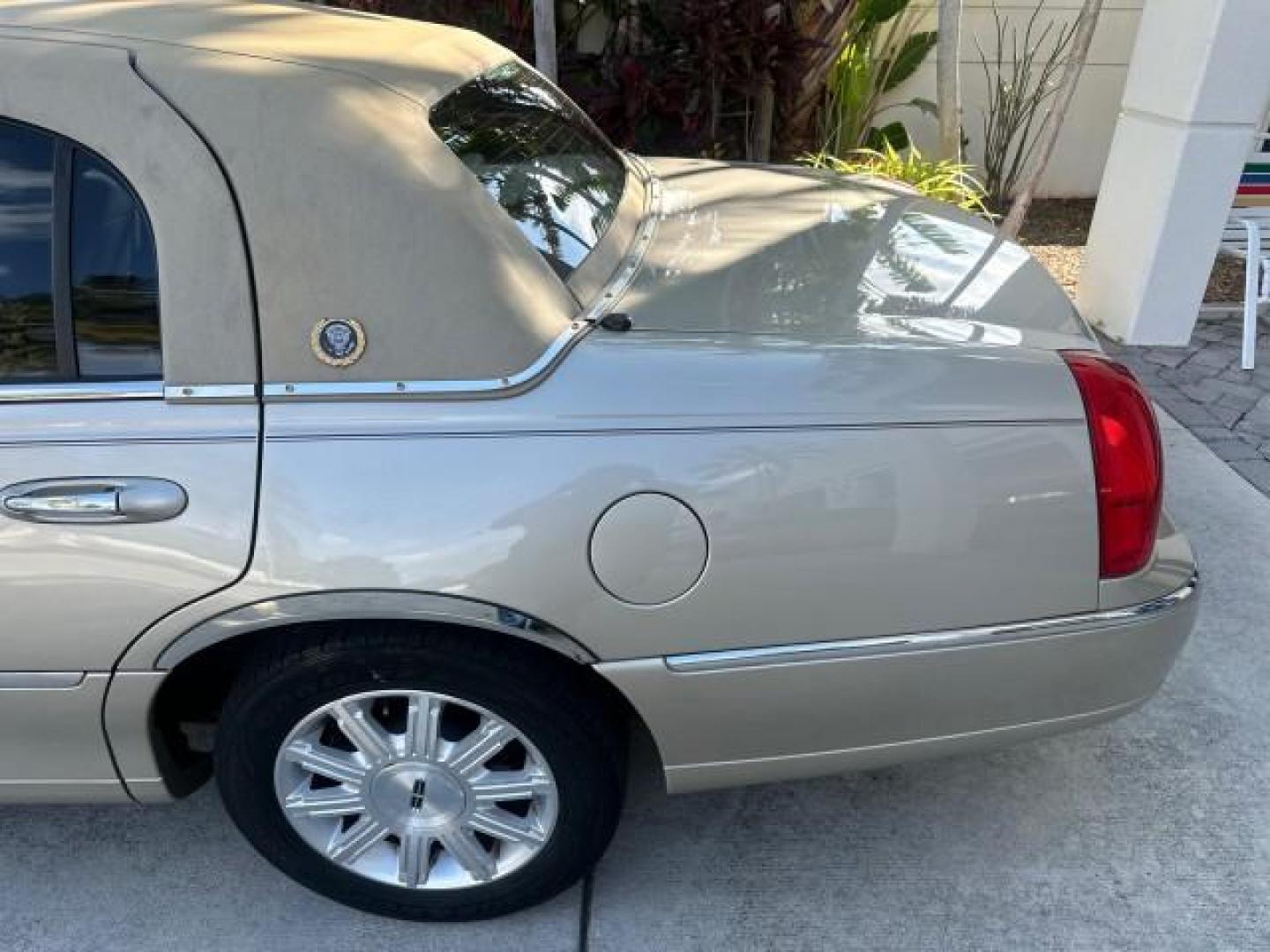 2009 Silver Birch Metallic /Light Camel Lincoln Town Car Signature Limited FL LOW MILES 72,537 (2LNHM82V49X) with an 4.6L SOHC EFI V8 FFV Engine engine, Automatic transmission, located at 4701 North Dixie Hwy, Pompano Beach, FL, 33064, (954) 422-2889, 26.240938, -80.123474 - 2009 LINCOLN TOWN CAR SIGNATURE LIMITED VIN: 2LNHM82V49X619368 SEDAN 4 DR 4.6L V8 F SOHC 16V FLEX FUEL REAR WHEEL DRIVE Highlighted Features Alloy Wheels Memory Seat(s) Audiophile Sound System Parking Sensors Front Seat Heaters Power Hatch/Deck Lid Leather Seats Presenting one of the finest Lincoln - Photo#36