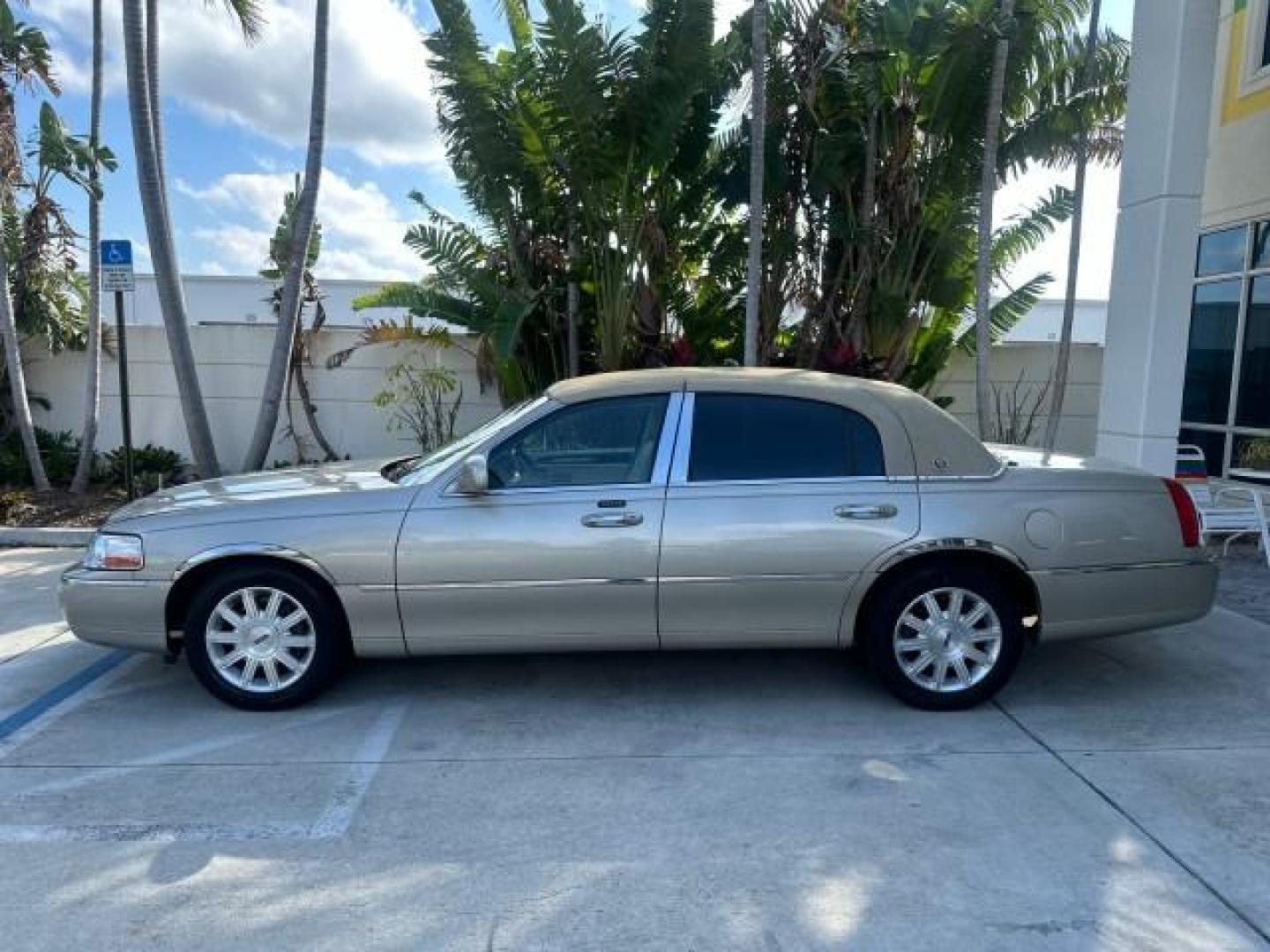 2009 Silver Birch Metallic /Light Camel Lincoln Town Car Signature Limited FL LOW MILES 72,537 (2LNHM82V49X) with an 4.6L SOHC EFI V8 FFV Engine engine, Automatic transmission, located at 4701 North Dixie Hwy, Pompano Beach, FL, 33064, (954) 422-2889, 26.240938, -80.123474 - 2009 LINCOLN TOWN CAR SIGNATURE LIMITED VIN: 2LNHM82V49X619368 SEDAN 4 DR 4.6L V8 F SOHC 16V FLEX FUEL REAR WHEEL DRIVE Highlighted Features Alloy Wheels Memory Seat(s) Audiophile Sound System Parking Sensors Front Seat Heaters Power Hatch/Deck Lid Leather Seats Presenting one of the finest Lincoln - Photo#4