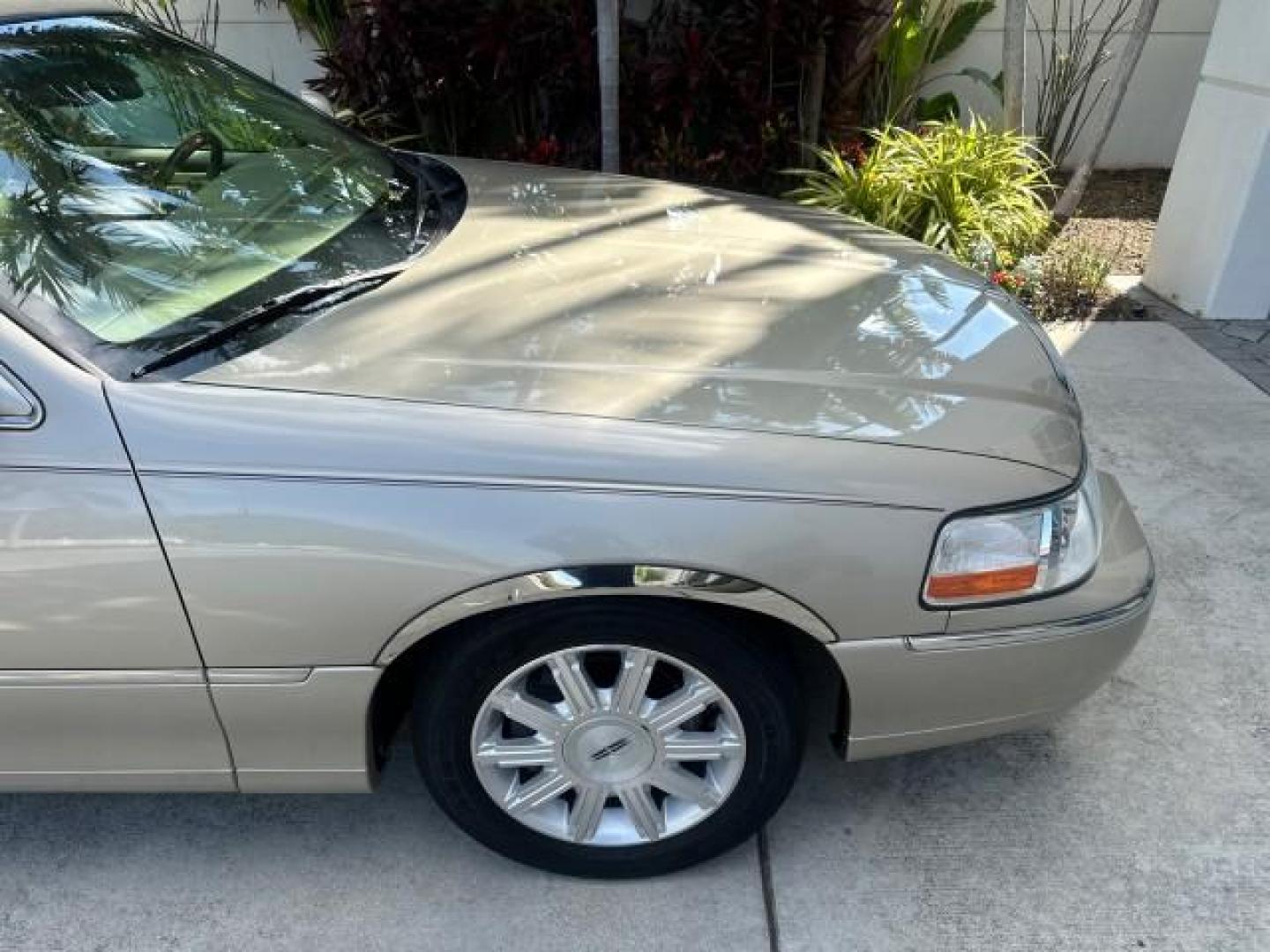 2009 Silver Birch Metallic /Light Camel Lincoln Town Car Signature Limited FL LOW MILES 72,537 (2LNHM82V49X) with an 4.6L SOHC EFI V8 FFV Engine engine, Automatic transmission, located at 4701 North Dixie Hwy, Pompano Beach, FL, 33064, (954) 422-2889, 26.240938, -80.123474 - 2009 LINCOLN TOWN CAR SIGNATURE LIMITED VIN: 2LNHM82V49X619368 SEDAN 4 DR 4.6L V8 F SOHC 16V FLEX FUEL REAR WHEEL DRIVE Highlighted Features Alloy Wheels Memory Seat(s) Audiophile Sound System Parking Sensors Front Seat Heaters Power Hatch/Deck Lid Leather Seats Presenting one of the finest Lincoln - Photo#60