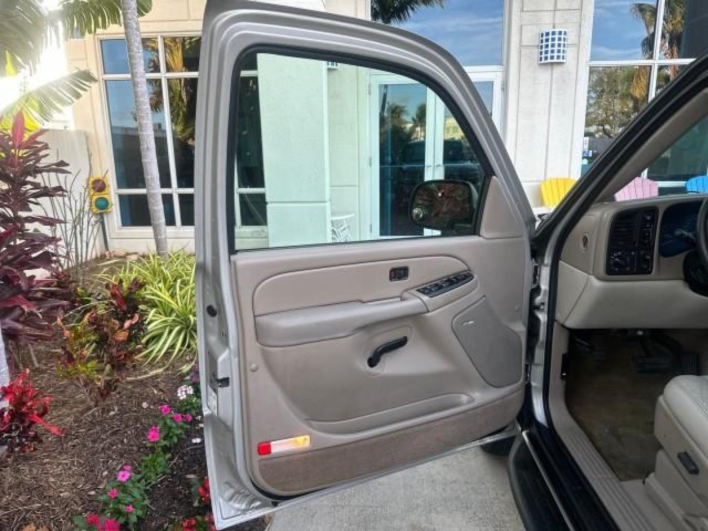 2005 Silver Birch Metallic /Neutral/Shale GMC Yukon XL SLT 4x4 FL TITLE (1GKFK16Z75R) with an 5.3L Vortec 5300 V8 SFI Flex-Fuel Engine engine, Automatic transmission, located at 4701 North Dixie Hwy, Pompano Beach, FL, 33064, (954) 422-2889, 26.240938, -80.123474 - 2005 GMC YUKON XL 1500 SLE VIN: 1GKFK16Z75R143647 4 DOOR WAGON/SPORT UTILITY 5.3L V8 F FLEX FUEL REAR WHEEL DRIVE W/ 4X4 Highlighted Features Alloy Wheels Rear Air Conditioning BOSE Sound System Running Boards Leather Seats Flex Fuel Power Seat(s) Four Wheel Drive (2H, 4H, 4L) Presenting one of the - Photo#10