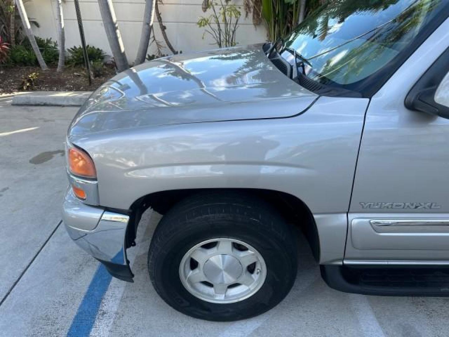 2005 Silver Birch Metallic /Neutral/Shale GMC Yukon XL SLT 4x4 FL TITLE (1GKFK16Z75R) with an 5.3L Vortec 5300 V8 SFI Flex-Fuel Engine engine, Automatic transmission, located at 4701 North Dixie Hwy, Pompano Beach, FL, 33064, (954) 422-2889, 26.240938, -80.123474 - 2005 GMC YUKON XL 1500 SLE VIN: 1GKFK16Z75R143647 4 DOOR WAGON/SPORT UTILITY 5.3L V8 F FLEX FUEL REAR WHEEL DRIVE W/ 4X4 Highlighted Features Alloy Wheels Rear Air Conditioning BOSE Sound System Running Boards Leather Seats Flex Fuel Power Seat(s) Four Wheel Drive (2H, 4H, 4L) Presenting one of the - Photo#31