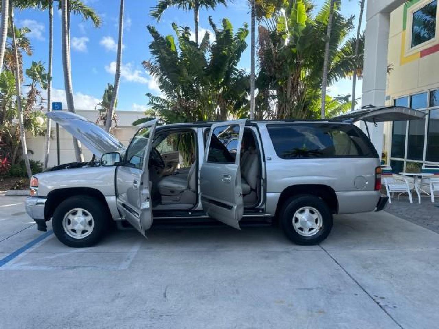 2005 Silver Birch Metallic /Neutral/Shale GMC Yukon XL SLT 4x4 FL TITLE (1GKFK16Z75R) with an 5.3L Vortec 5300 V8 SFI Flex-Fuel Engine engine, Automatic transmission, located at 4701 North Dixie Hwy, Pompano Beach, FL, 33064, (954) 422-2889, 26.240938, -80.123474 - 2005 GMC YUKON XL 1500 SLE VIN: 1GKFK16Z75R143647 4 DOOR WAGON/SPORT UTILITY 5.3L V8 F FLEX FUEL REAR WHEEL DRIVE W/ 4X4 Highlighted Features Alloy Wheels Rear Air Conditioning BOSE Sound System Running Boards Leather Seats Flex Fuel Power Seat(s) Four Wheel Drive (2H, 4H, 4L) Presenting one of the - Photo#4