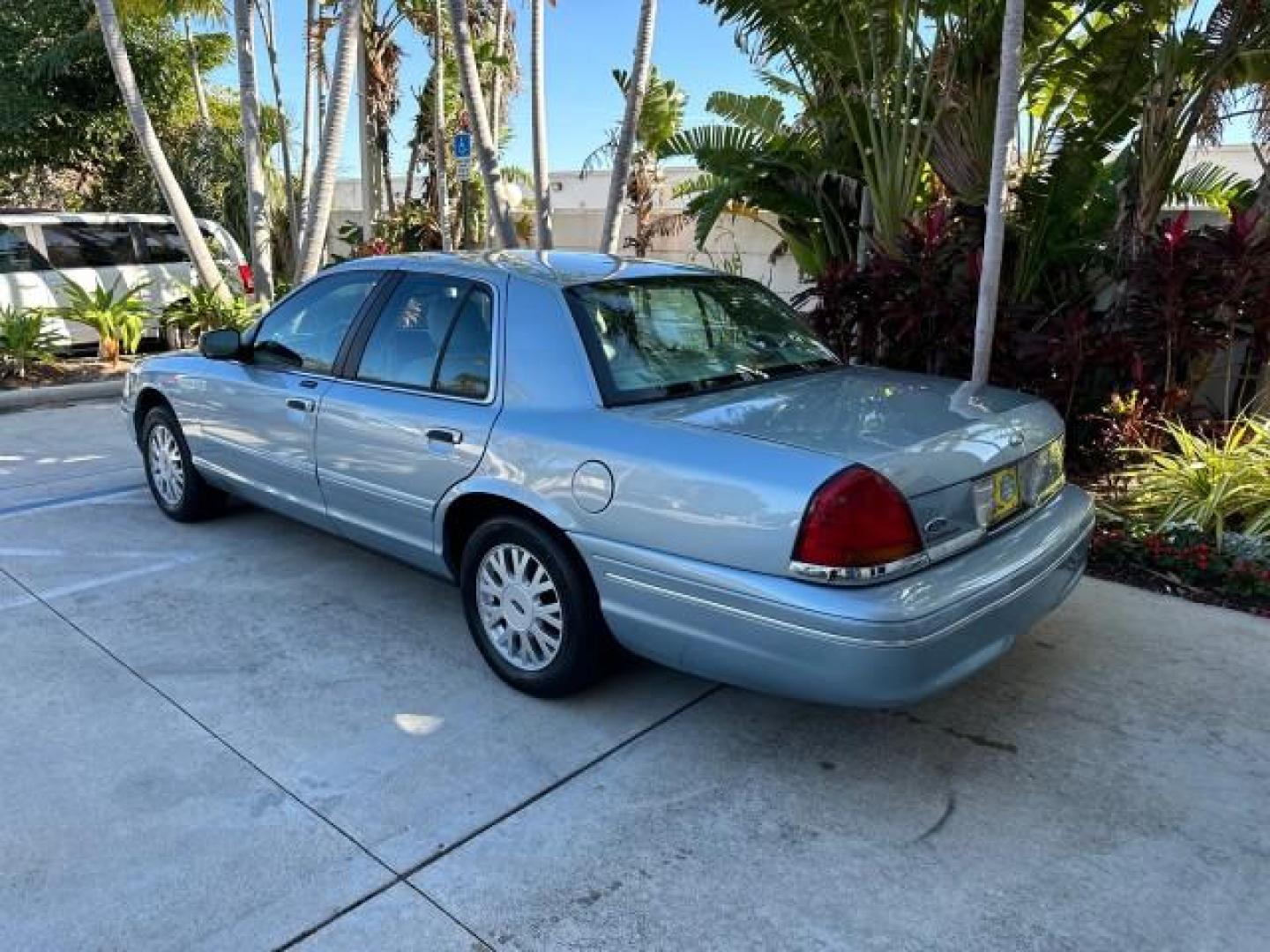2003 Light Blue Metallic /Medium Parchment Ford Crown Victoria LX LOW MILES 31,713 (2FAFP74W53X) with an 4.6L SEFI OHC V8 Engine engine, Automatic transmission, located at 4701 North Dixie Hwy, Pompano Beach, FL, 33064, (954) 422-2889, 26.240938, -80.123474 - OUR WEBPAGE FLORIDACARS1.COM HAS OVER 100 PHOTOS AND FREE CARFAX LINK 2003 FORD CROWN VICTORIA LX VIN: 2FAFP74W53X100538 2 F A F P 7 4 W 5 3 X 1 0 0 5 3 8 SEDAN 4 DR 4.6L V8 F GASOLINE REAR WHEEL DRIVE Basic Features ABS Brakes CD Audio Power Mirrors Traction Control AM/FM Stereo Cassette Player Pow - Photo#5