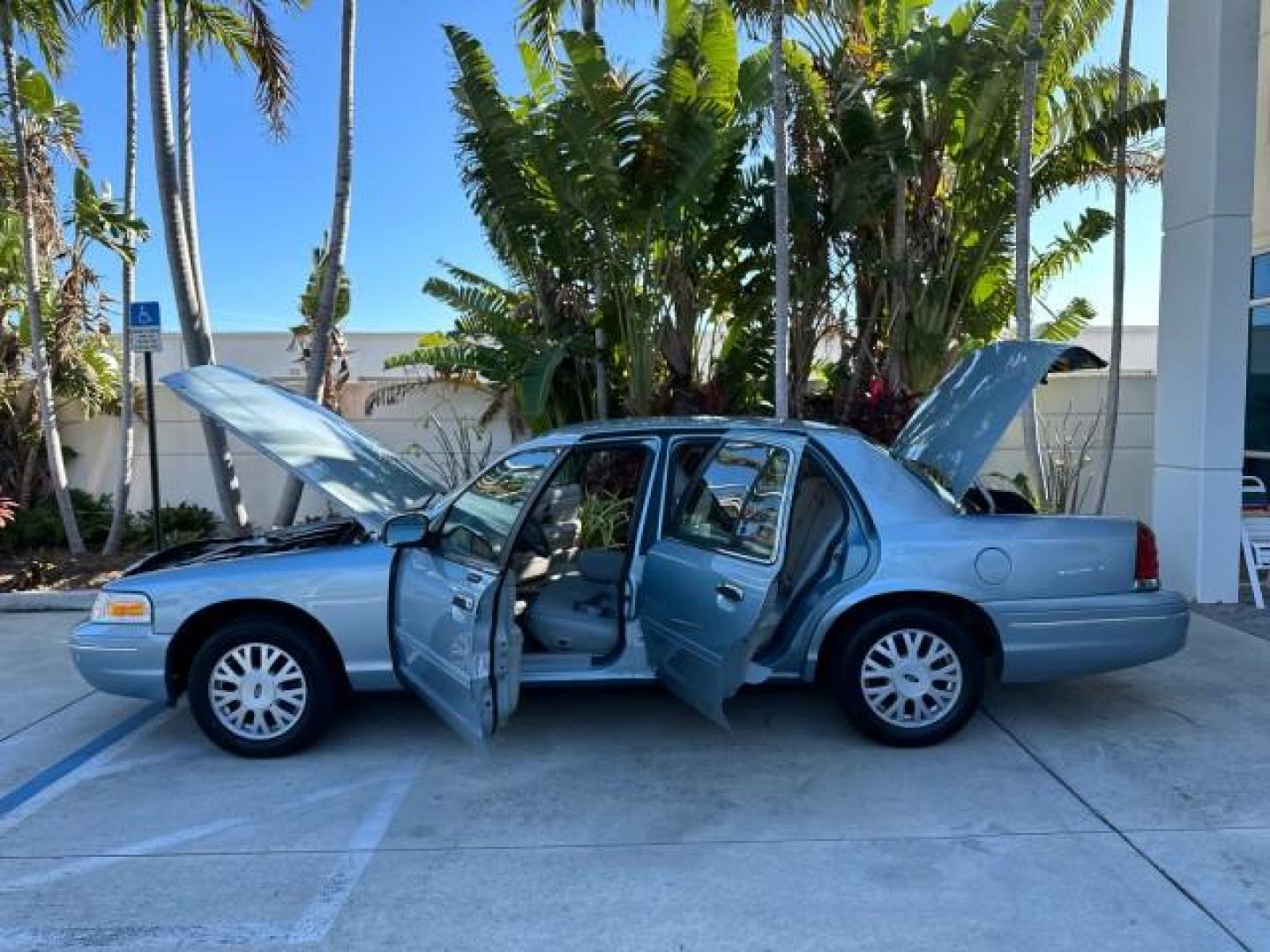 2003 Light Blue Metallic /Medium Parchment Ford Crown Victoria LX LOW MILES 31,713 (2FAFP74W53X) with an 4.6L SEFI OHC V8 Engine engine, Automatic transmission, located at 4701 North Dixie Hwy, Pompano Beach, FL, 33064, (954) 422-2889, 26.240938, -80.123474 - OUR WEBPAGE FLORIDACARS1.COM HAS OVER 100 PHOTOS AND FREE CARFAX LINK 2003 FORD CROWN VICTORIA LX VIN: 2FAFP74W53X100538 2 F A F P 7 4 W 5 3 X 1 0 0 5 3 8 SEDAN 4 DR 4.6L V8 F GASOLINE REAR WHEEL DRIVE Basic Features ABS Brakes CD Audio Power Mirrors Traction Control AM/FM Stereo Cassette Player Pow - Photo#8