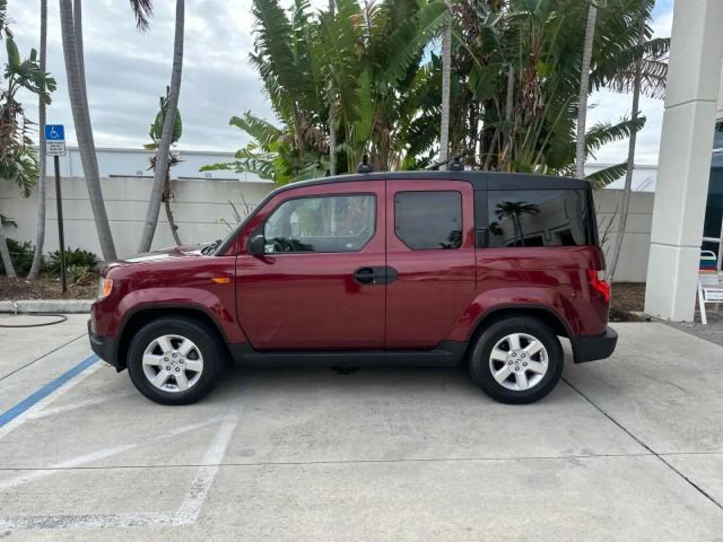 2010 Tango Red Pearl /Gray Honda Element EX LOW MILES FL TITLE (5J6YH1H71AL) with an 2.4L DOHC MPFI 16-Valve i-VTEC I4 Engine engine, Automatic transmission, located at 4701 North Dixie Hwy, Pompano Beach, FL, 33064, (954) 422-2889, 26.240938, -80.123474 - OUR WEBPAGE FLORIDACARS1.COM HAS OVER 100 PHOTOS AND FREE CARFAX LINK 2010 HONDA ELEMENT EX VIN: 5J6YH1H71AL003602 4 DOOR WAGON/SPORT UTILITY 2.4L I4 F DOHC 16V GASOLINE FRONT WHEEL DRIVE Basic Features ABS Brakes Auxiliary Audio Input Power Locks Side Airbags AM/FM Stereo CD Audio Power Mirrors Tra - Photo#4