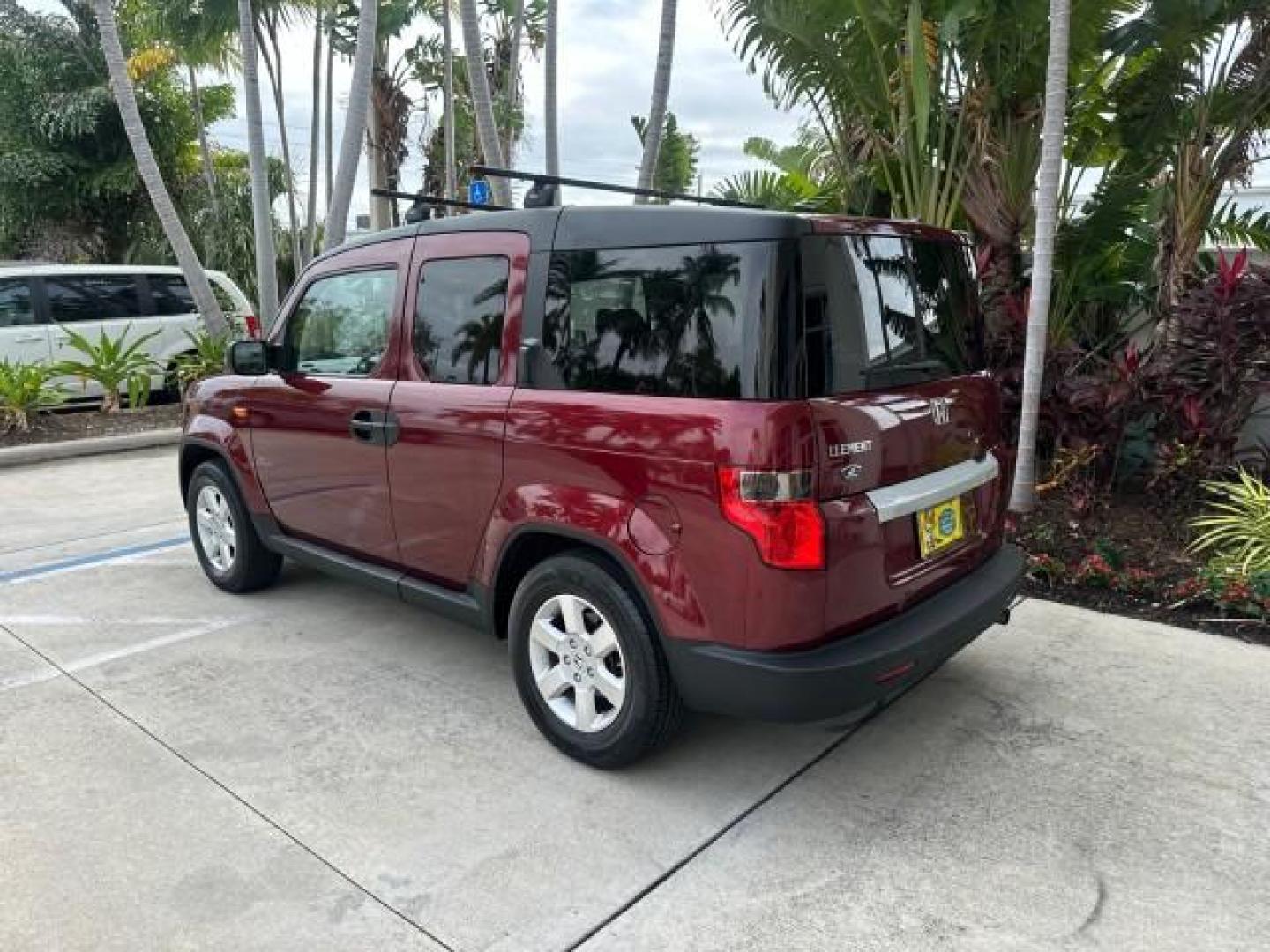 2010 Tango Red Pearl /Gray Honda Element EX LOW MILES FL TITLE (5J6YH1H71AL) with an 2.4L DOHC MPFI 16-Valve i-VTEC I4 Engine engine, Automatic transmission, located at 4701 North Dixie Hwy, Pompano Beach, FL, 33064, (954) 422-2889, 26.240938, -80.123474 - OUR WEBPAGE FLORIDACARS1.COM HAS OVER 100 PHOTOS AND FREE CARFAX LINK 2010 HONDA ELEMENT EX VIN: 5J6YH1H71AL003602 4 DOOR WAGON/SPORT UTILITY 2.4L I4 F DOHC 16V GASOLINE FRONT WHEEL DRIVE Basic Features ABS Brakes Auxiliary Audio Input Power Locks Side Airbags AM/FM Stereo CD Audio Power Mirrors Tra - Photo#5