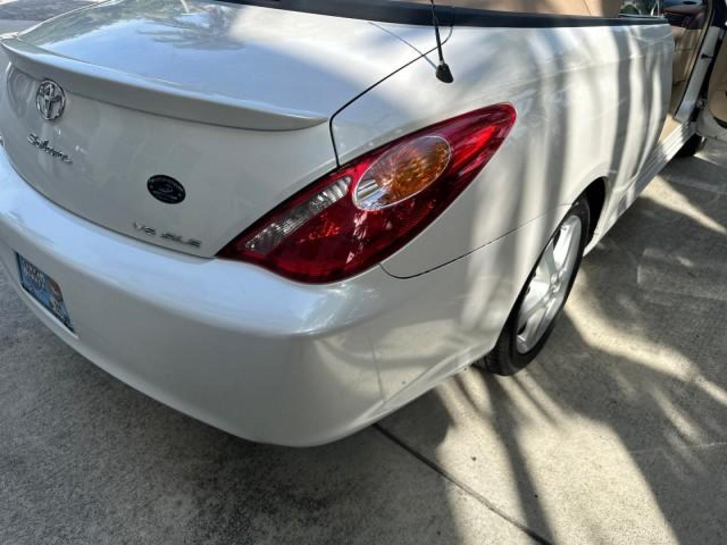 2006 Arctic Frost Pearl /Ivory Toyota Camry Solara LOW MILES 46,220 SLE V6 (4T1FA38P76U) with an 3.3L DOHC SMPI 24-Valve V6 Engine engine, Automatic transmission, located at 4701 North Dixie Hwy, Pompano Beach, FL, 33064, (954) 422-2889, 26.240938, -80.123474 - OUR WEBPAGE FLORIDACARS1.COM HAS OVER 100 PHOTOS AND FREE CARFAX LINK 2006 TOYOTA CAMRY SOLARA SLE V6 TOP OF THE LINE VIN: 4T1FA38P76U086754 4 T 1 F A 3 8 P 7 6 U 0 8 6 7 5 4 CONVERTIBLE 3.3L V6 F DOHC 24V GASOLINE 29 MPG FRONT WHEEL DRIVE Top Features Alloy Wheels Leather Seats Front Seat Heaters S - Photo#11
