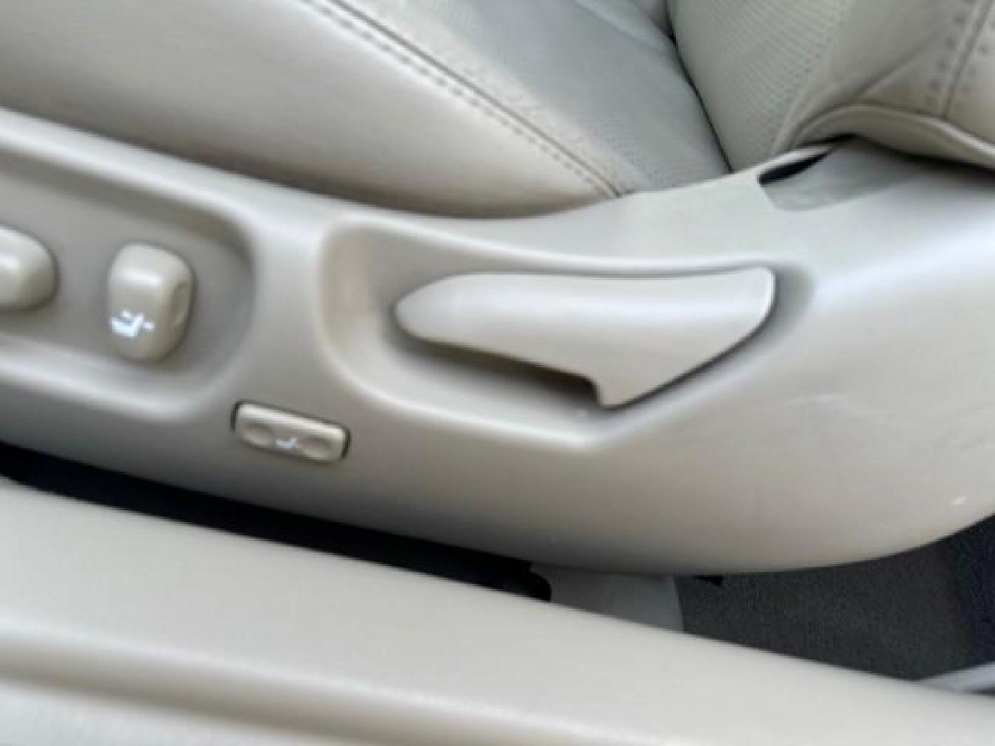 2006 Arctic Frost Pearl /Ivory Toyota Camry Solara LOW MILES 46,220 SLE V6 (4T1FA38P76U) with an 3.3L DOHC SMPI 24-Valve V6 Engine engine, Automatic transmission, located at 4701 North Dixie Hwy, Pompano Beach, FL, 33064, (954) 422-2889, 26.240938, -80.123474 - OUR WEBPAGE FLORIDACARS1.COM HAS OVER 100 PHOTOS AND FREE CARFAX LINK 2006 TOYOTA CAMRY SOLARA SLE V6 TOP OF THE LINE VIN: 4T1FA38P76U086754 4 T 1 F A 3 8 P 7 6 U 0 8 6 7 5 4 CONVERTIBLE 3.3L V6 F DOHC 24V GASOLINE 29 MPG FRONT WHEEL DRIVE Top Features Alloy Wheels Leather Seats Front Seat Heaters S - Photo#38