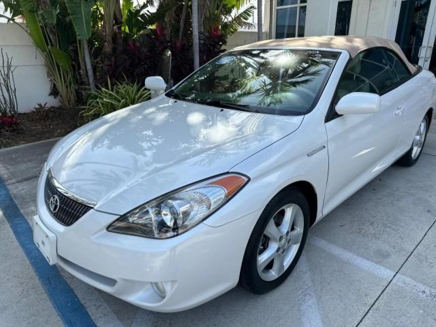 2006 Arctic Frost Pearl /Ivory Toyota Camry Solara LOW MILES 46,220 SLE V6 (4T1FA38P76U) with an 3.3L DOHC SMPI 24-Valve V6 Engine engine, Automatic transmission, located at 4701 North Dixie Hwy, Pompano Beach, FL, 33064, (954) 422-2889, 26.240938, -80.123474 - OUR WEBPAGE FLORIDACARS1.COM HAS OVER 100 PHOTOS AND FREE CARFAX LINK 2006 TOYOTA CAMRY SOLARA SLE V6 TOP OF THE LINE VIN: 4T1FA38P76U086754 4 T 1 F A 3 8 P 7 6 U 0 8 6 7 5 4 CONVERTIBLE 3.3L V6 F DOHC 24V GASOLINE 29 MPG FRONT WHEEL DRIVE Top Features Alloy Wheels Leather Seats Front Seat Heaters S - Photo#3