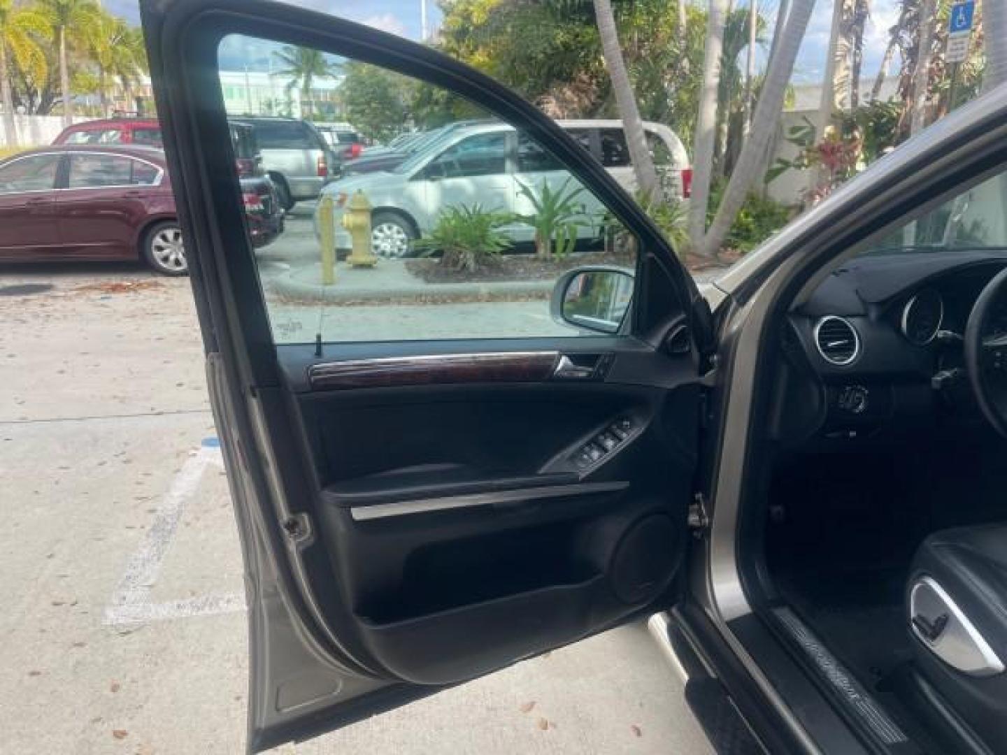 2006 Pewter Metallic /Black Mercedes-Benz M-Class 5.0L AWD CLEAN (4JGBB75E46A) with an 5.0L SMPI SOHC 24-Valve V8 Engine engine, Automatic transmission, located at 4701 North Dixie Hwy, Pompano Beach, FL, 33064, (954) 422-2889, 26.240938, -80.123474 - OUR WEBPAGE FLORIDACARS1.COM HAS OVER 100 PHOTOS AND FREE CARFAX LINK 2006 MERCEDES-BENZ M-CLASS ML 500 VIN: 4JGBB75E46A011498 4 J G B B 7 5 E 4 6 A 0 1 1 4 9 8 4 DOOR WAGON/SPORT UTILITY 5.0L V8 F SOHC 24V GASOLINE ALL WHEEL DRIVE NO RECALLS THIS IS A TRADE IN THE LADY TRAVELED HWY MILES,CLEAN 2 OW - Photo#9
