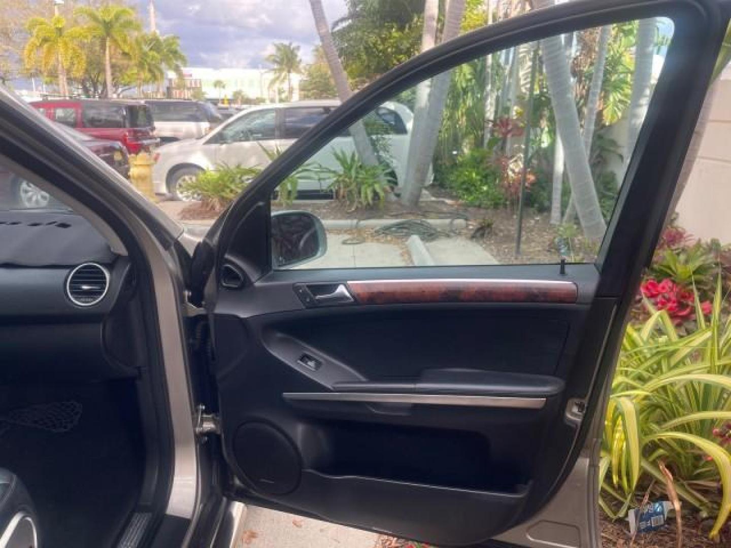 2006 Pewter Metallic /Black Mercedes-Benz M-Class 5.0L AWD CLEAN (4JGBB75E46A) with an 5.0L SMPI SOHC 24-Valve V8 Engine engine, Automatic transmission, located at 4701 North Dixie Hwy, Pompano Beach, FL, 33064, (954) 422-2889, 26.240938, -80.123474 - OUR WEBPAGE FLORIDACARS1.COM HAS OVER 100 PHOTOS AND FREE CARFAX LINK 2006 MERCEDES-BENZ M-CLASS ML 500 VIN: 4JGBB75E46A011498 4 J G B B 7 5 E 4 6 A 0 1 1 4 9 8 4 DOOR WAGON/SPORT UTILITY 5.0L V8 F SOHC 24V GASOLINE ALL WHEEL DRIVE NO RECALLS THIS IS A TRADE IN THE LADY TRAVELED HWY MILES,CLEAN 2 OW - Photo#11