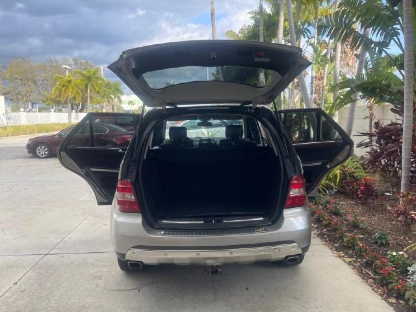 2006 Pewter Metallic /Black Mercedes-Benz M-Class 5.0L AWD CLEAN (4JGBB75E46A) with an 5.0L SMPI SOHC 24-Valve V8 Engine engine, Automatic transmission, located at 4701 North Dixie Hwy, Pompano Beach, FL, 33064, (954) 422-2889, 26.240938, -80.123474 - OUR WEBPAGE FLORIDACARS1.COM HAS OVER 100 PHOTOS AND FREE CARFAX LINK 2006 MERCEDES-BENZ M-CLASS ML 500 VIN: 4JGBB75E46A011498 4 J G B B 7 5 E 4 6 A 0 1 1 4 9 8 4 DOOR WAGON/SPORT UTILITY 5.0L V8 F SOHC 24V GASOLINE ALL WHEEL DRIVE NO RECALLS THIS IS A TRADE IN THE LADY TRAVELED HWY MILES,CLEAN 2 OW - Photo#15