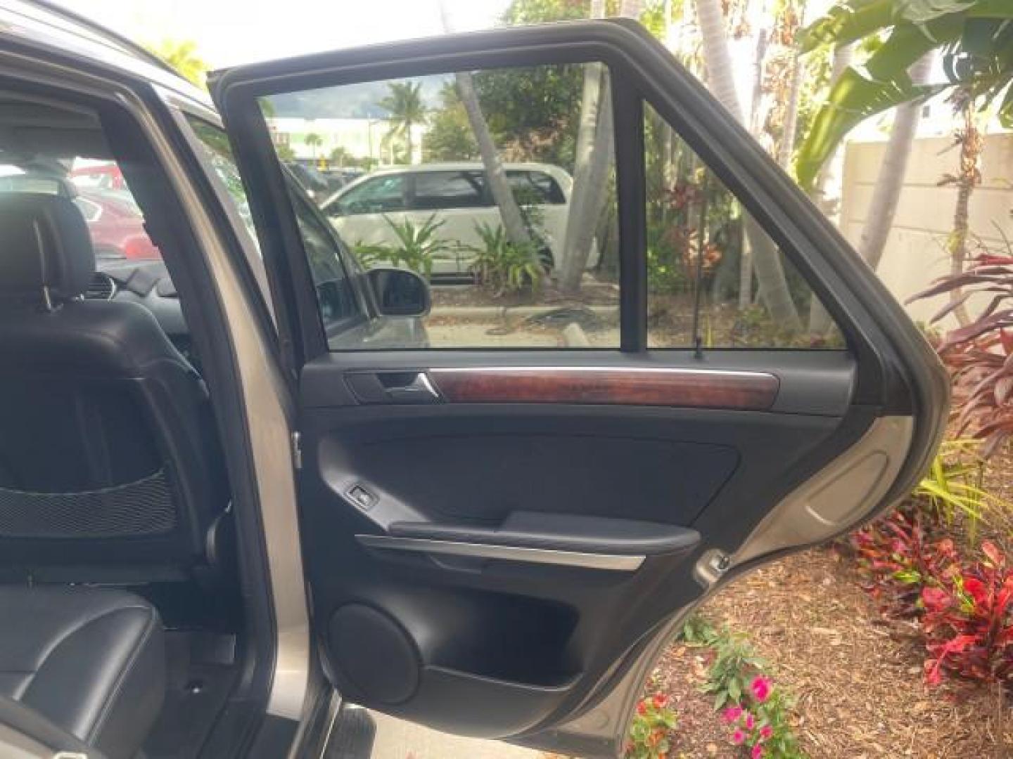 2006 Pewter Metallic /Black Mercedes-Benz M-Class 5.0L AWD CLEAN (4JGBB75E46A) with an 5.0L SMPI SOHC 24-Valve V8 Engine engine, Automatic transmission, located at 4701 North Dixie Hwy, Pompano Beach, FL, 33064, (954) 422-2889, 26.240938, -80.123474 - OUR WEBPAGE FLORIDACARS1.COM HAS OVER 100 PHOTOS AND FREE CARFAX LINK 2006 MERCEDES-BENZ M-CLASS ML 500 VIN: 4JGBB75E46A011498 4 J G B B 7 5 E 4 6 A 0 1 1 4 9 8 4 DOOR WAGON/SPORT UTILITY 5.0L V8 F SOHC 24V GASOLINE ALL WHEEL DRIVE NO RECALLS THIS IS A TRADE IN THE LADY TRAVELED HWY MILES,CLEAN 2 OW - Photo#24