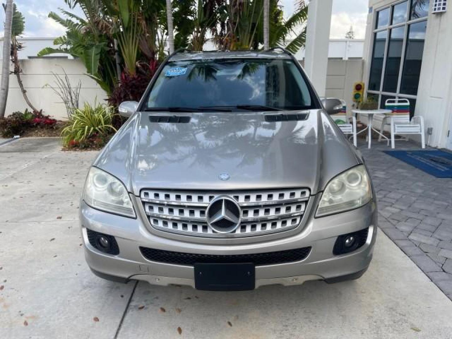 2006 Pewter Metallic /Black Mercedes-Benz M-Class 5.0L AWD CLEAN (4JGBB75E46A) with an 5.0L SMPI SOHC 24-Valve V8 Engine engine, Automatic transmission, located at 4701 North Dixie Hwy, Pompano Beach, FL, 33064, (954) 422-2889, 26.240938, -80.123474 - OUR WEBPAGE FLORIDACARS1.COM HAS OVER 100 PHOTOS AND FREE CARFAX LINK 2006 MERCEDES-BENZ M-CLASS ML 500 VIN: 4JGBB75E46A011498 4 J G B B 7 5 E 4 6 A 0 1 1 4 9 8 4 DOOR WAGON/SPORT UTILITY 5.0L V8 F SOHC 24V GASOLINE ALL WHEEL DRIVE NO RECALLS THIS IS A TRADE IN THE LADY TRAVELED HWY MILES,CLEAN 2 OW - Photo#2