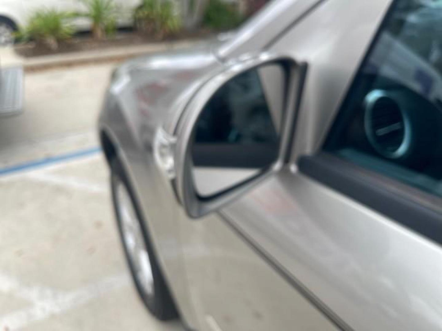 2006 Pewter Metallic /Black Mercedes-Benz M-Class 5.0L AWD CLEAN (4JGBB75E46A) with an 5.0L SMPI SOHC 24-Valve V8 Engine engine, Automatic transmission, located at 4701 North Dixie Hwy, Pompano Beach, FL, 33064, (954) 422-2889, 26.240938, -80.123474 - OUR WEBPAGE FLORIDACARS1.COM HAS OVER 100 PHOTOS AND FREE CARFAX LINK 2006 MERCEDES-BENZ M-CLASS ML 500 VIN: 4JGBB75E46A011498 4 J G B B 7 5 E 4 6 A 0 1 1 4 9 8 4 DOOR WAGON/SPORT UTILITY 5.0L V8 F SOHC 24V GASOLINE ALL WHEEL DRIVE NO RECALLS THIS IS A TRADE IN THE LADY TRAVELED HWY MILES,CLEAN 2 OW - Photo#41