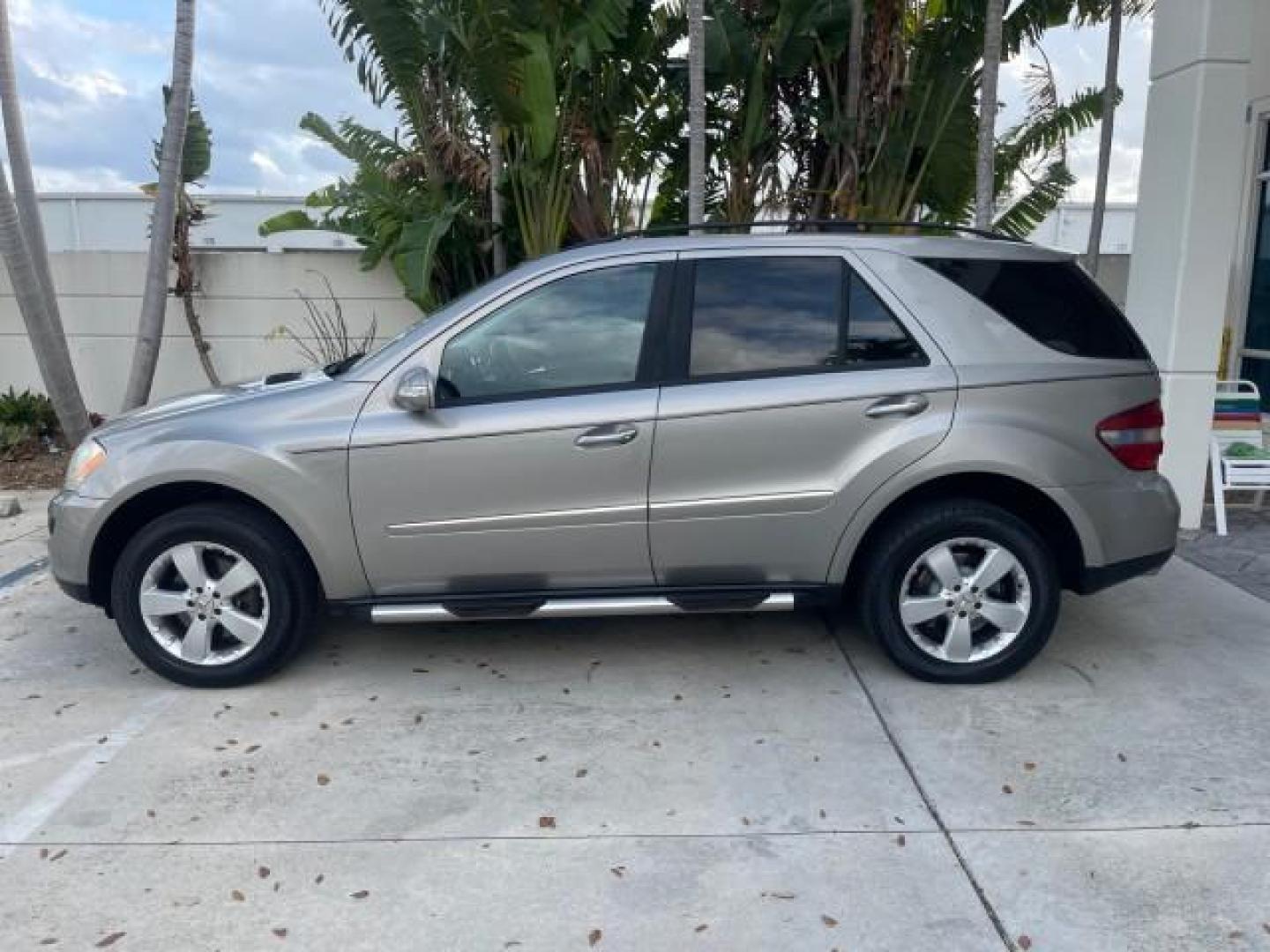 2006 Pewter Metallic /Black Mercedes-Benz M-Class 5.0L AWD CLEAN (4JGBB75E46A) with an 5.0L SMPI SOHC 24-Valve V8 Engine engine, Automatic transmission, located at 4701 North Dixie Hwy, Pompano Beach, FL, 33064, (954) 422-2889, 26.240938, -80.123474 - OUR WEBPAGE FLORIDACARS1.COM HAS OVER 100 PHOTOS AND FREE CARFAX LINK 2006 MERCEDES-BENZ M-CLASS ML 500 VIN: 4JGBB75E46A011498 4 J G B B 7 5 E 4 6 A 0 1 1 4 9 8 4 DOOR WAGON/SPORT UTILITY 5.0L V8 F SOHC 24V GASOLINE ALL WHEEL DRIVE NO RECALLS THIS IS A TRADE IN THE LADY TRAVELED HWY MILES,CLEAN 2 OW - Photo#4