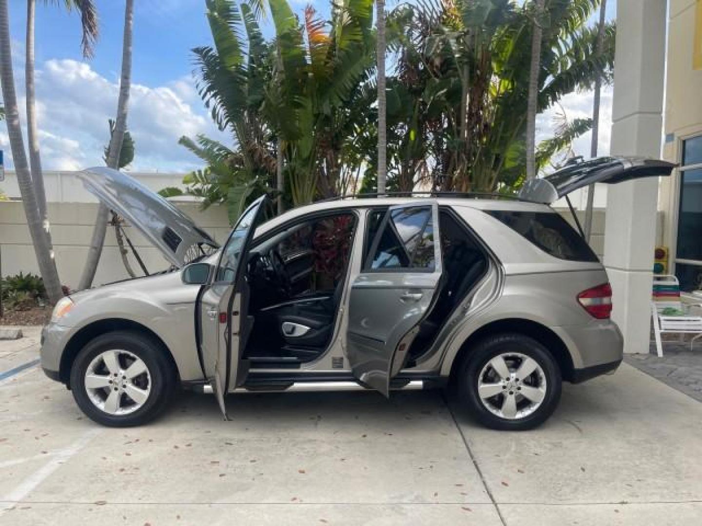 2006 Pewter Metallic /Black Mercedes-Benz M-Class 5.0L AWD CLEAN (4JGBB75E46A) with an 5.0L SMPI SOHC 24-Valve V8 Engine engine, Automatic transmission, located at 4701 North Dixie Hwy, Pompano Beach, FL, 33064, (954) 422-2889, 26.240938, -80.123474 - OUR WEBPAGE FLORIDACARS1.COM HAS OVER 100 PHOTOS AND FREE CARFAX LINK 2006 MERCEDES-BENZ M-CLASS ML 500 VIN: 4JGBB75E46A011498 4 J G B B 7 5 E 4 6 A 0 1 1 4 9 8 4 DOOR WAGON/SPORT UTILITY 5.0L V8 F SOHC 24V GASOLINE ALL WHEEL DRIVE NO RECALLS THIS IS A TRADE IN THE LADY TRAVELED HWY MILES,CLEAN 2 OW - Photo#8