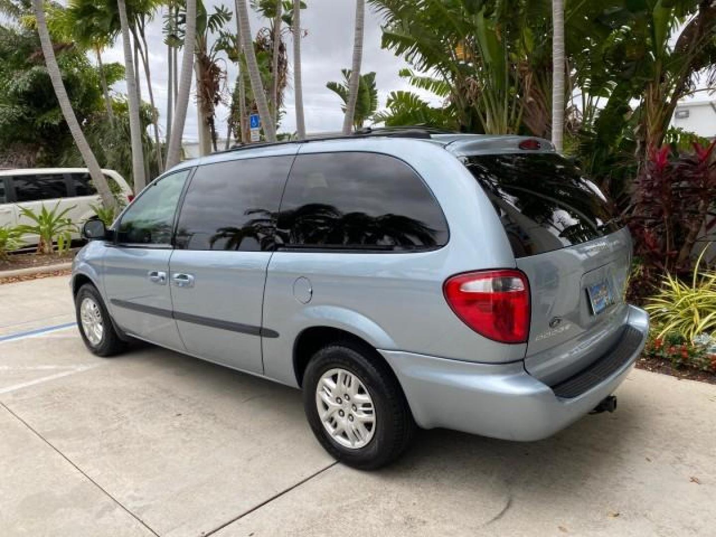 2002 Steel Blue Pearl /Navy Blue Dodge Caravan Sport 1 OWNER LOW MILES 71,753 (2B4GP44342R) with an 3.3L SMPI Flex-Fuel V6 Engine engine, Automatic transmission, located at 4701 North Dixie Hwy, Pompano Beach, FL, 33064, (954) 422-2889, 26.240938, -80.123474 - OUR WEBPAGE FLORIDACARS1.COM HAS OVER 100 PHOTOS AND FREE CARFAX LINK 2002 DODGE GRAND CARAVAN SPORT VIN: 2B4GP44342R746558 2 B 4 G P 4 4 3 4 2 R 7 4 6 5 5 8 VAN 3.3L V6 F SOHC 12V GASOLINE FRONT WHEEL DRIVE Top Features Cloth Seats Third Row Seat Tow Hitch Basic Features ABS Brakes CD Audio Full Ro - Photo#5