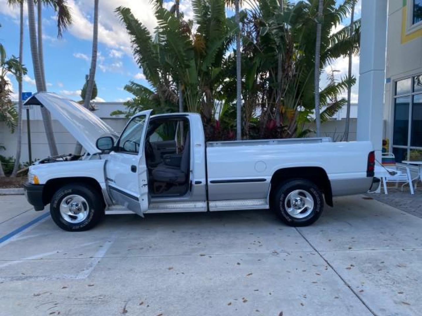 1999 Bright White /Mist Gray Dodge Ram 1500 LOW MILES 82,105 AC NICE (1B7HC16Z1XS) with an 5.9L SMPI V8 Magnum Engine engine, Automatic transmission, located at 4701 North Dixie Hwy, Pompano Beach, FL, 33064, (954) 422-2889, 26.240938, -80.123474 - OUR WEBPAGE FLORIDACARS1.COM HAS OVER 100 PHOTOS AND FREE CARFAX LINK 1999 DODGE RAM 1500 LARAMIE SLT NO RECALLS VIN: 1B7HC16Z1XS115419 1 B 7 H C 1 6 Z 1 X S 1 1 5 4 1 9 PICKUP 8 FT LONG BED 5.9L V8 F OHV 16V GASOLINE REAR WHEEL DRIVE TOW PKG Top Features Bed Liner Cloth Seats Running Boards Basic F - Photo#8