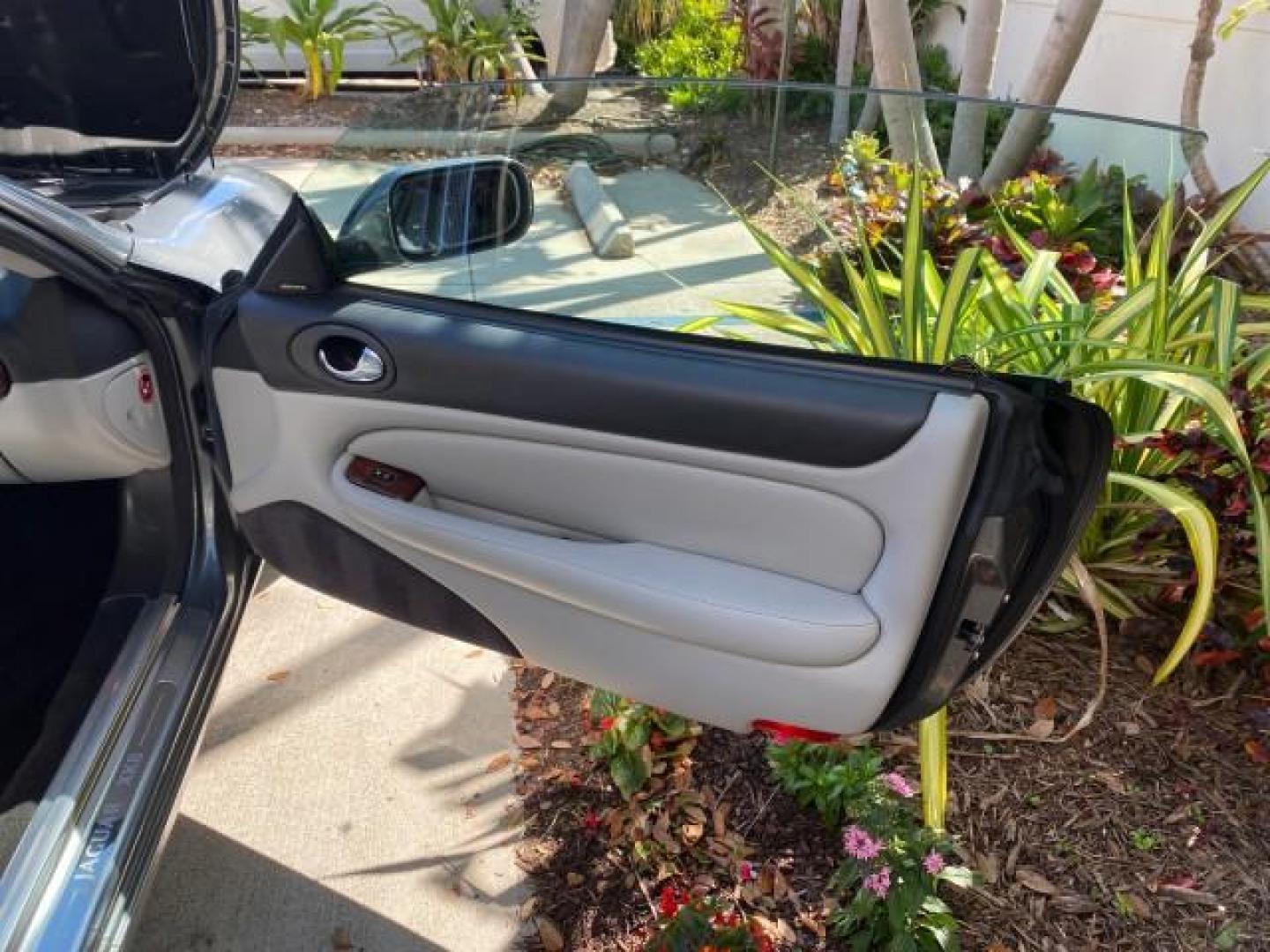 2003 Quartz /Dove Jaguar XK8 1 OWNER LOW MILES 37,004 (SAJDA42C132) with an 4.2L DOHC EFI 32-Valve Aluminum Alloy V8 Engine engine, Automatic transmission, located at 4701 North Dixie Hwy, Pompano Beach, FL, 33064, (954) 422-2889, 26.240938, -80.123474 - OUR WEBPAGE FLORIDACARS1.COM HAS OVER 100 PHOTOS AND FREE CARFAX LINK 2003 JAGUAR XK-SERIES XK8 $ 79,405 NEW ! VIN: SAJDA42C132A31624 S A J D A 4 2 C 1 3 2 A 3 1 6 2 4 CONVERTIBLE BOOT INCLUDED 4.2L V8 F DOHC GASOLINE REAR WHEEL DRIVE Top Features Alloy Wheels Leather Seats Alpine Sound System Navig - Photo#11