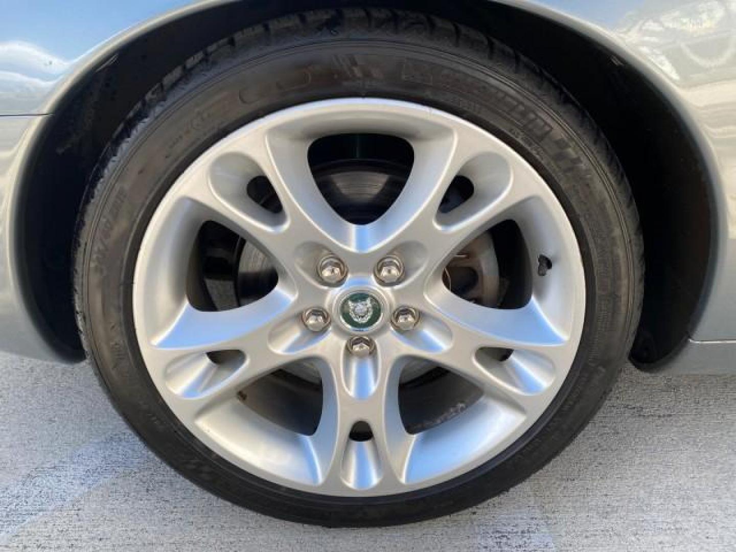 2003 Quartz /Dove Jaguar XK8 1 OWNER LOW MILES 37,004 (SAJDA42C132) with an 4.2L DOHC EFI 32-Valve Aluminum Alloy V8 Engine engine, Automatic transmission, located at 4701 North Dixie Hwy, Pompano Beach, FL, 33064, (954) 422-2889, 26.240938, -80.123474 - OUR WEBPAGE FLORIDACARS1.COM HAS OVER 100 PHOTOS AND FREE CARFAX LINK 2003 JAGUAR XK-SERIES XK8 $ 79,405 NEW ! VIN: SAJDA42C132A31624 S A J D A 4 2 C 1 3 2 A 3 1 6 2 4 CONVERTIBLE BOOT INCLUDED 4.2L V8 F DOHC GASOLINE REAR WHEEL DRIVE Top Features Alloy Wheels Leather Seats Alpine Sound System Navig - Photo#18