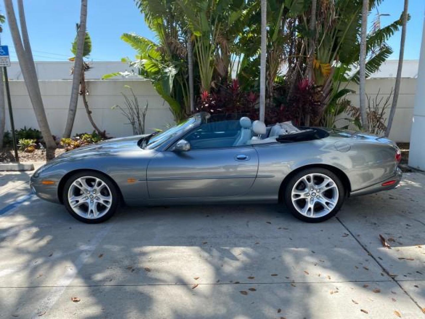 2003 Quartz /Dove Jaguar XK8 1 OWNER LOW MILES 37,004 (SAJDA42C132) with an 4.2L DOHC EFI 32-Valve Aluminum Alloy V8 Engine engine, Automatic transmission, located at 4701 North Dixie Hwy, Pompano Beach, FL, 33064, (954) 422-2889, 26.240938, -80.123474 - OUR WEBPAGE FLORIDACARS1.COM HAS OVER 100 PHOTOS AND FREE CARFAX LINK 2003 JAGUAR XK-SERIES XK8 $ 79,405 NEW ! VIN: SAJDA42C132A31624 S A J D A 4 2 C 1 3 2 A 3 1 6 2 4 CONVERTIBLE BOOT INCLUDED 4.2L V8 F DOHC GASOLINE REAR WHEEL DRIVE Top Features Alloy Wheels Leather Seats Alpine Sound System Navig - Photo#20