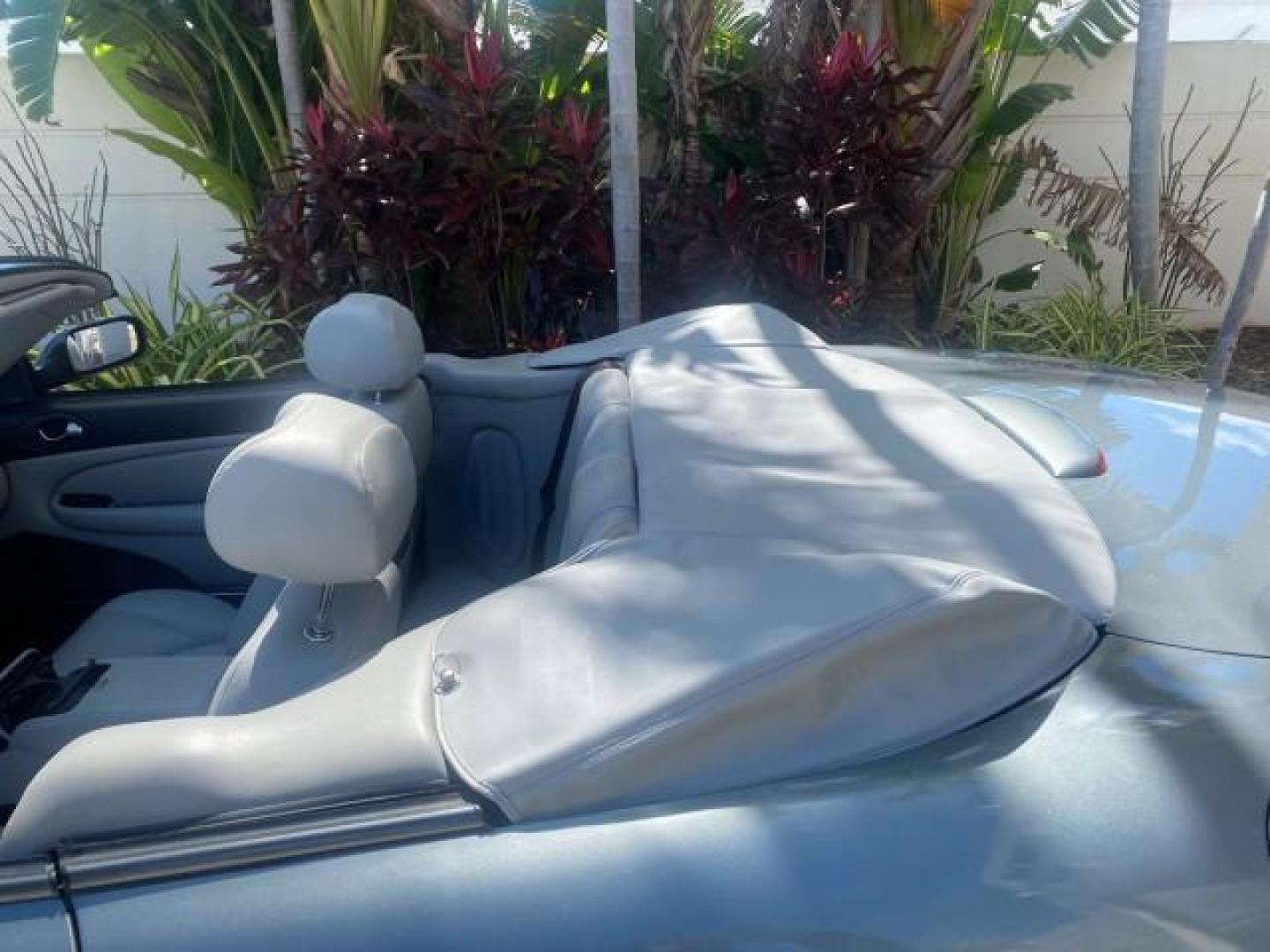 2003 Quartz /Dove Jaguar XK8 1 OWNER LOW MILES 37,004 (SAJDA42C132) with an 4.2L DOHC EFI 32-Valve Aluminum Alloy V8 Engine engine, Automatic transmission, located at 4701 North Dixie Hwy, Pompano Beach, FL, 33064, (954) 422-2889, 26.240938, -80.123474 - OUR WEBPAGE FLORIDACARS1.COM HAS OVER 100 PHOTOS AND FREE CARFAX LINK 2003 JAGUAR XK-SERIES XK8 $ 79,405 NEW ! VIN: SAJDA42C132A31624 S A J D A 4 2 C 1 3 2 A 3 1 6 2 4 CONVERTIBLE BOOT INCLUDED 4.2L V8 F DOHC GASOLINE REAR WHEEL DRIVE Top Features Alloy Wheels Leather Seats Alpine Sound System Navig - Photo#25
