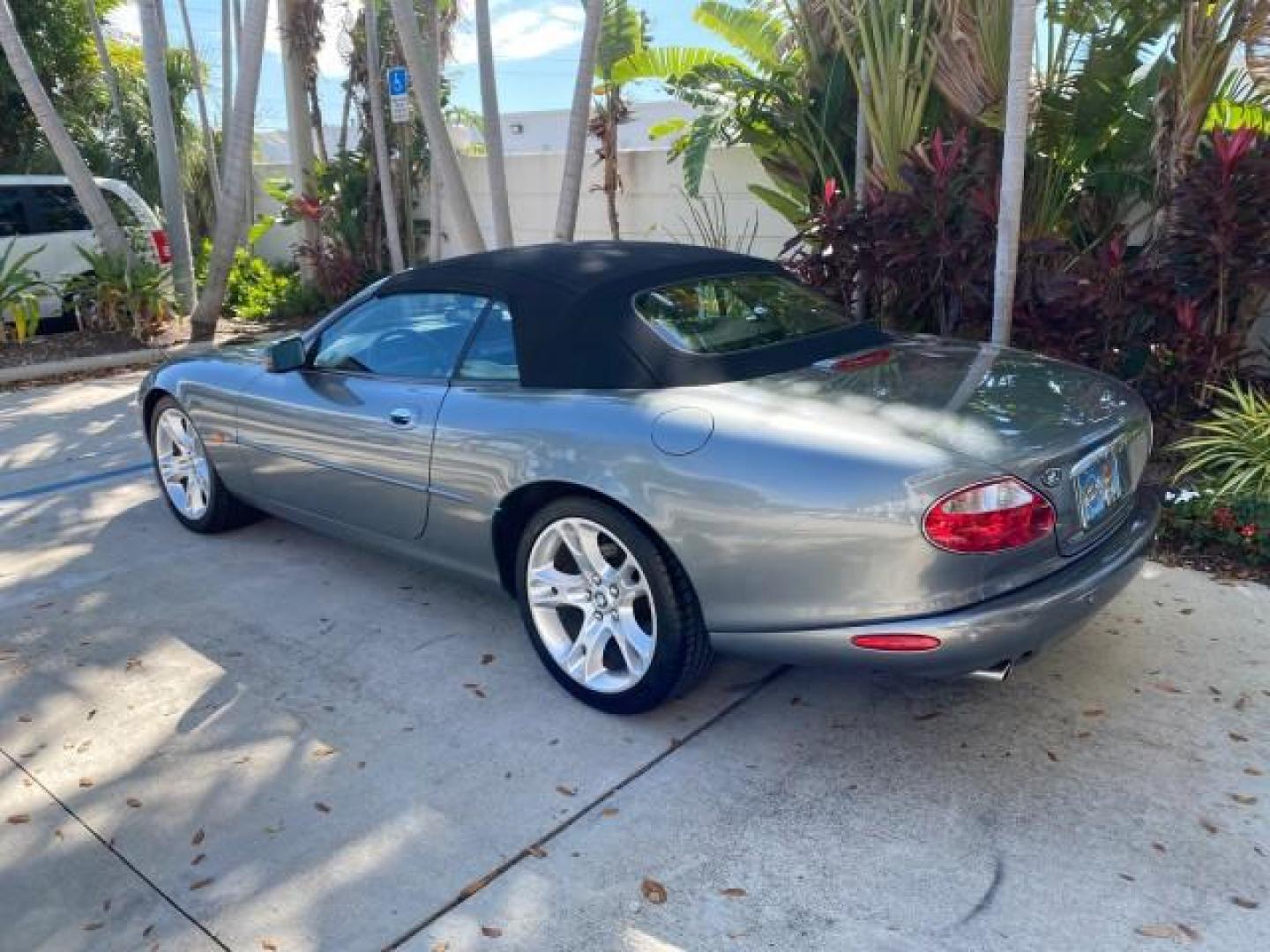 2003 Quartz /Dove Jaguar XK8 1 OWNER LOW MILES 37,004 (SAJDA42C132) with an 4.2L DOHC EFI 32-Valve Aluminum Alloy V8 Engine engine, Automatic transmission, located at 4701 North Dixie Hwy, Pompano Beach, FL, 33064, (954) 422-2889, 26.240938, -80.123474 - OUR WEBPAGE FLORIDACARS1.COM HAS OVER 100 PHOTOS AND FREE CARFAX LINK 2003 JAGUAR XK-SERIES XK8 $ 79,405 NEW ! VIN: SAJDA42C132A31624 S A J D A 4 2 C 1 3 2 A 3 1 6 2 4 CONVERTIBLE BOOT INCLUDED 4.2L V8 F DOHC GASOLINE REAR WHEEL DRIVE Top Features Alloy Wheels Leather Seats Alpine Sound System Navig - Photo#5