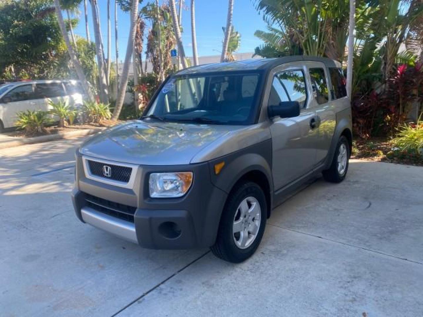 2003 Shoreline Mist Metallic /Gray/Green Honda Element EX 1 owner fl low miles 48,062 (5J6YH18653L) with an 2.4L DOHC MPFI i-VTEC 16-Valve I4 Engine engine, Automatic transmission, located at 4701 North Dixie Hwy, Pompano Beach, FL, 33064, (954) 422-2889, 26.240938, -80.123474 - OUR WEBPAGE FLORIDACARS1.COM HAS OVER 100 PHOTOS AND FREE CARFAX LINK 2003 HONDA ELEMENT EX NO RECALLS VIN: 5J6YH18653L020719 5 J 6 Y H 1 8 6 5 3 L 0 2 0 7 1 9 4 DOOR WAGON/SPORT UTILITY 2.4L I4 F DOHC 16V GASOLINE FRONT WHEEL DRIVE Basic Features ABS Brakes Automatic Transmission Power Locks Rear D - Photo#3