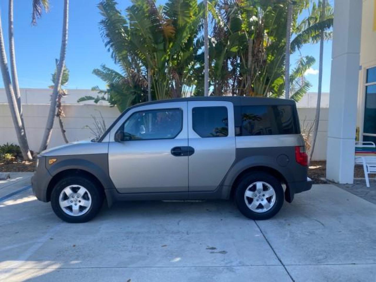 2003 Shoreline Mist Metallic /Gray/Green Honda Element EX 1 owner fl low miles 48,062 (5J6YH18653L) with an 2.4L DOHC MPFI i-VTEC 16-Valve I4 Engine engine, Automatic transmission, located at 4701 North Dixie Hwy, Pompano Beach, FL, 33064, (954) 422-2889, 26.240938, -80.123474 - OUR WEBPAGE FLORIDACARS1.COM HAS OVER 100 PHOTOS AND FREE CARFAX LINK 2003 HONDA ELEMENT EX NO RECALLS VIN: 5J6YH18653L020719 5 J 6 Y H 1 8 6 5 3 L 0 2 0 7 1 9 4 DOOR WAGON/SPORT UTILITY 2.4L I4 F DOHC 16V GASOLINE FRONT WHEEL DRIVE Basic Features ABS Brakes Automatic Transmission Power Locks Rear D - Photo#4