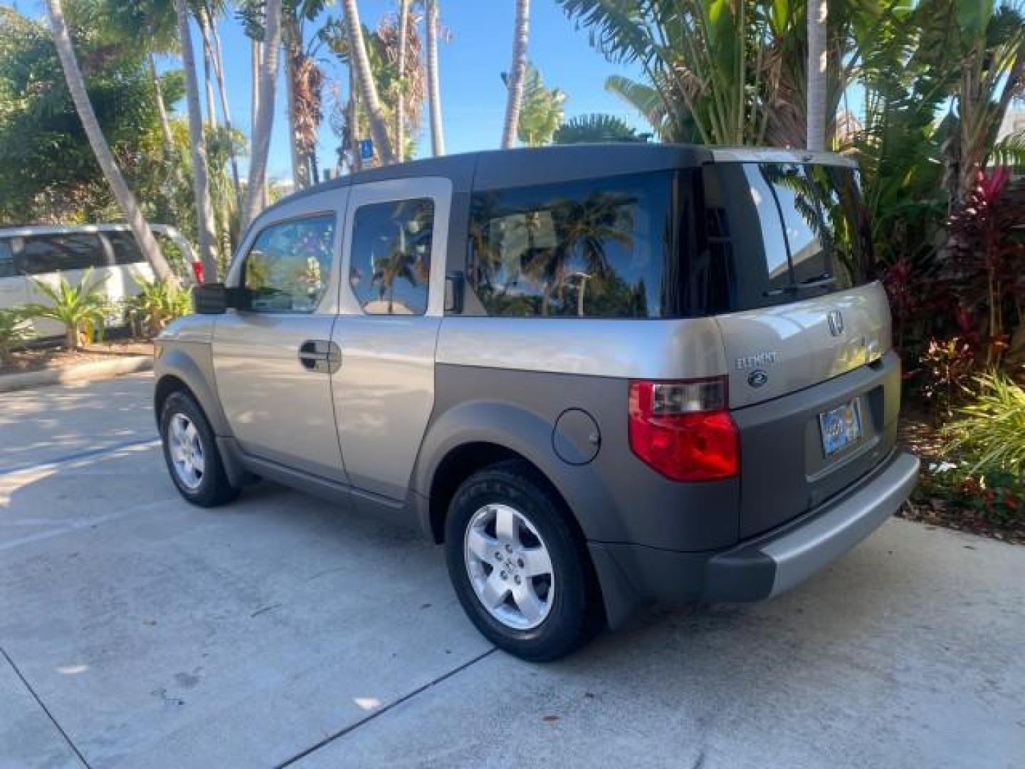 2003 Shoreline Mist Metallic /Gray/Green Honda Element EX 1 owner fl low miles 48,062 (5J6YH18653L) with an 2.4L DOHC MPFI i-VTEC 16-Valve I4 Engine engine, Automatic transmission, located at 4701 North Dixie Hwy, Pompano Beach, FL, 33064, (954) 422-2889, 26.240938, -80.123474 - OUR WEBPAGE FLORIDACARS1.COM HAS OVER 100 PHOTOS AND FREE CARFAX LINK 2003 HONDA ELEMENT EX NO RECALLS VIN: 5J6YH18653L020719 5 J 6 Y H 1 8 6 5 3 L 0 2 0 7 1 9 4 DOOR WAGON/SPORT UTILITY 2.4L I4 F DOHC 16V GASOLINE FRONT WHEEL DRIVE Basic Features ABS Brakes Automatic Transmission Power Locks Rear D - Photo#5