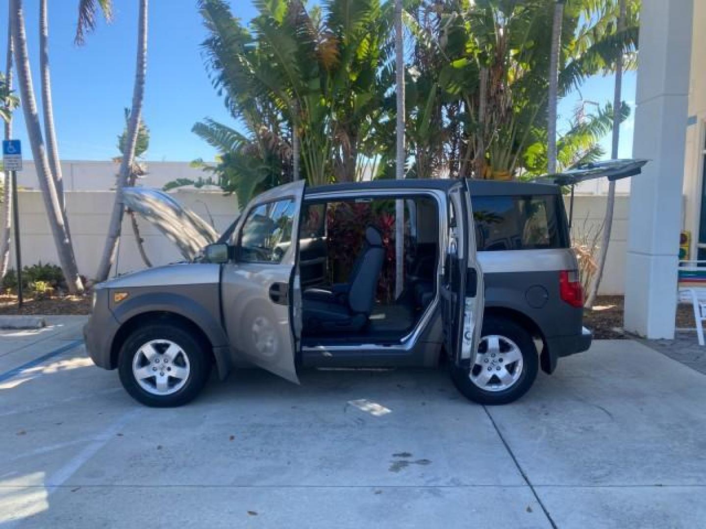 2003 Shoreline Mist Metallic /Gray/Green Honda Element EX 1 owner fl low miles 48,062 (5J6YH18653L) with an 2.4L DOHC MPFI i-VTEC 16-Valve I4 Engine engine, Automatic transmission, located at 4701 North Dixie Hwy, Pompano Beach, FL, 33064, (954) 422-2889, 26.240938, -80.123474 - OUR WEBPAGE FLORIDACARS1.COM HAS OVER 100 PHOTOS AND FREE CARFAX LINK 2003 HONDA ELEMENT EX NO RECALLS VIN: 5J6YH18653L020719 5 J 6 Y H 1 8 6 5 3 L 0 2 0 7 1 9 4 DOOR WAGON/SPORT UTILITY 2.4L I4 F DOHC 16V GASOLINE FRONT WHEEL DRIVE Basic Features ABS Brakes Automatic Transmission Power Locks Rear D - Photo#8