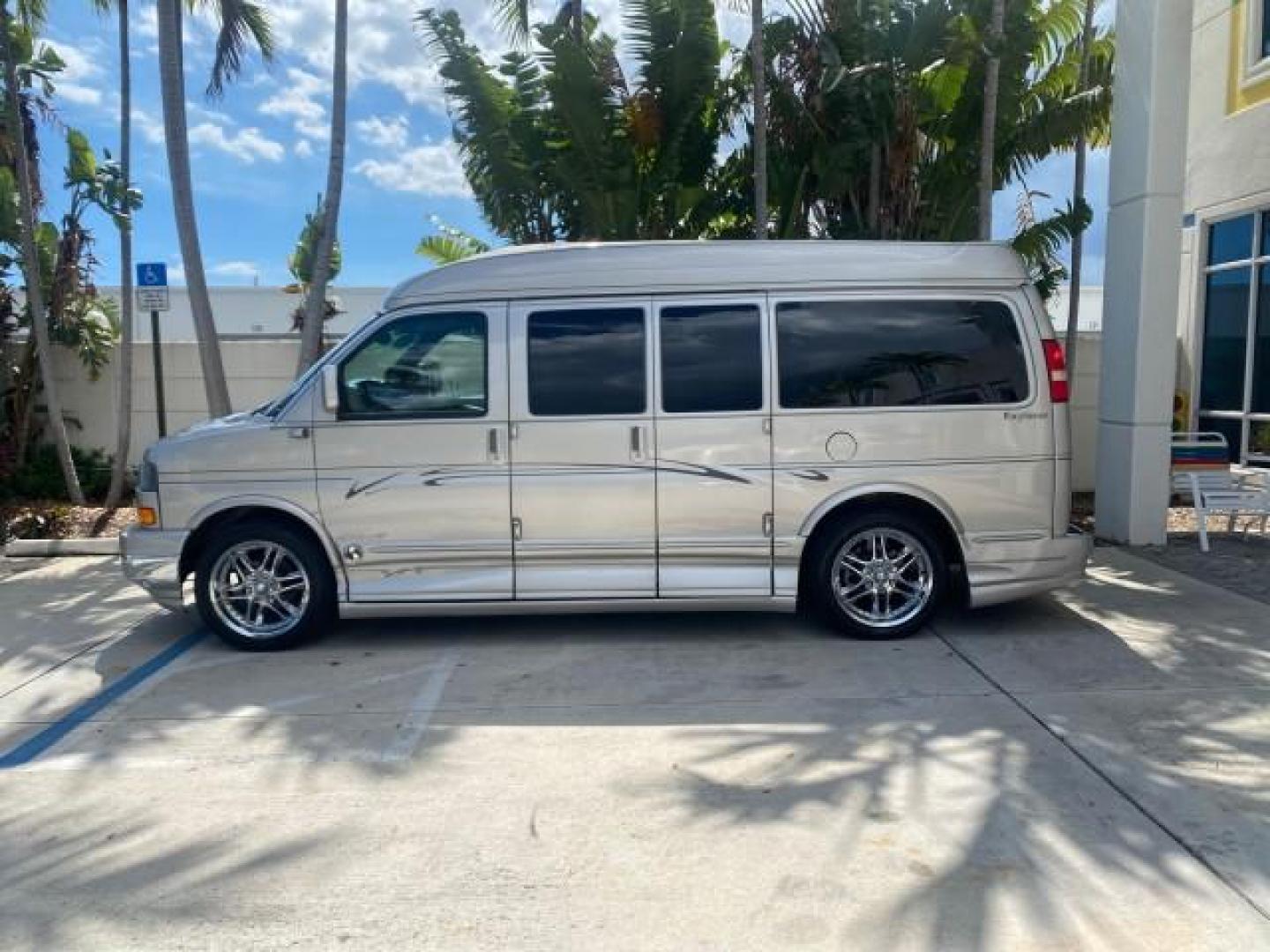 2007 Sand Beige Metallic /Neutral GMC Savana HI TOP EXPLORER CONV VAN LOW MI 32,428 (1GDFG15T371) with an 5.3L Vortec 1000 V8 SFI Engine engine, Automatic transmission, located at 4701 North Dixie Hwy, Pompano Beach, FL, 33064, (954) 422-2889, 26.240938, -80.123474 - OUR WEBPAGE FLORIDACARS1.COM HAS OVER 100 PHOTOS AND FREE CARFAX LINK 2007 GMC SAVANA RV G1500 HI TOP EXPLORER SE LIMITED HI TOP CONVERSION VAN TOP OF THE LINE ! VIN: 1GDFG15T371206427 1 G D F G 1 5 T 3 7 1 2 0 6 4 2 7 VAN DUAL DOORS SUNROOF SO MANY OPTIONS ! 5.3L V8 F NO RECALLS GASOLINE REAR WHEEL - Photo#4