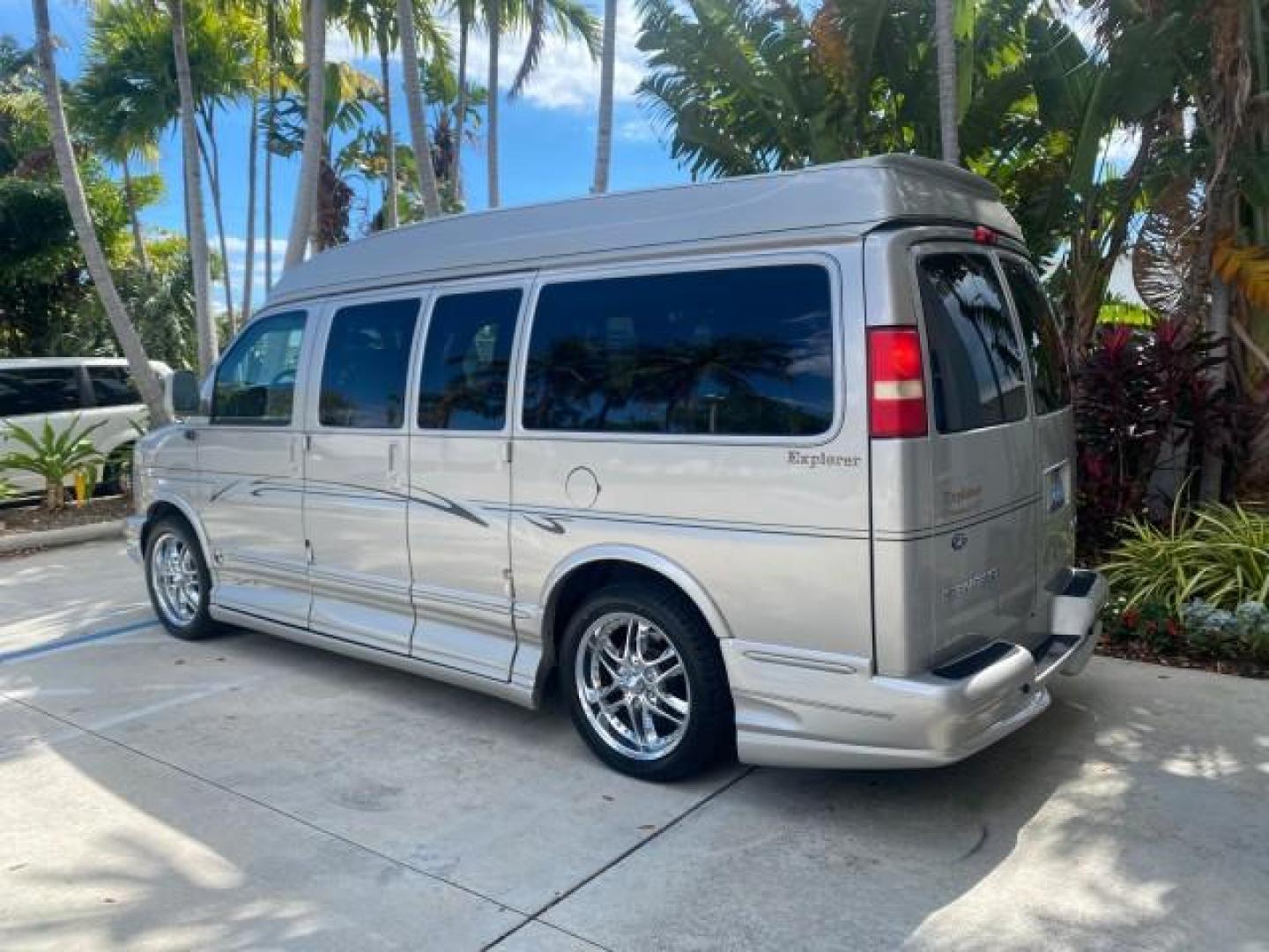 2007 Sand Beige Metallic /Neutral GMC Savana HI TOP EXPLORER CONV VAN LOW MI 32,428 (1GDFG15T371) with an 5.3L Vortec 1000 V8 SFI Engine engine, Automatic transmission, located at 4701 North Dixie Hwy, Pompano Beach, FL, 33064, (954) 422-2889, 26.240938, -80.123474 - OUR WEBPAGE FLORIDACARS1.COM HAS OVER 100 PHOTOS AND FREE CARFAX LINK 2007 GMC SAVANA RV G1500 HI TOP EXPLORER SE LIMITED HI TOP CONVERSION VAN TOP OF THE LINE ! VIN: 1GDFG15T371206427 1 G D F G 1 5 T 3 7 1 2 0 6 4 2 7 VAN DUAL DOORS SUNROOF SO MANY OPTIONS ! 5.3L V8 F NO RECALLS GASOLINE REAR WHEEL - Photo#5