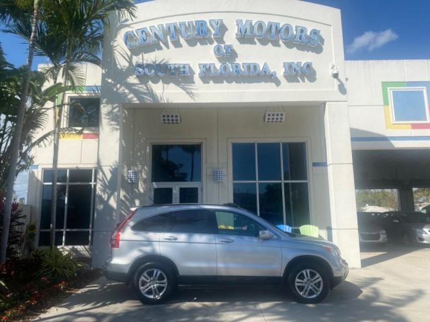 2011 Alabaster Silver Metallic /Gray Honda CR-V EX-L LOW MILES 27,869 (5J6RE3H79BL) with an 2.4L DOHC MPFI 16-Valve i-VTEC I4 Engine engine, Automatic transmission, located at 4701 North Dixie Hwy, Pompano Beach, FL, 33064, (954) 422-2889, 26.240938, -80.123474 - OUR WEBPAGE FLORIDACARS1.COM HAS OVER 100 PHOTOS AND FREE CARFAX LINK 2011 HONDA CR-V EX-L VIN: 5J6RE3H79BL009139 5 J 6 R E 3 H 7 9 B L 0 0 9 1 3 9 4 DOOR WAGON/SPORT UTILITY 2.4L I4 F DOHC 16V GASOLINE 28 MPG FRONT WHEEL DRIVE Top Features Alloy Wheels Running Boards Front Seat Heaters Satellite Ra - Photo#0