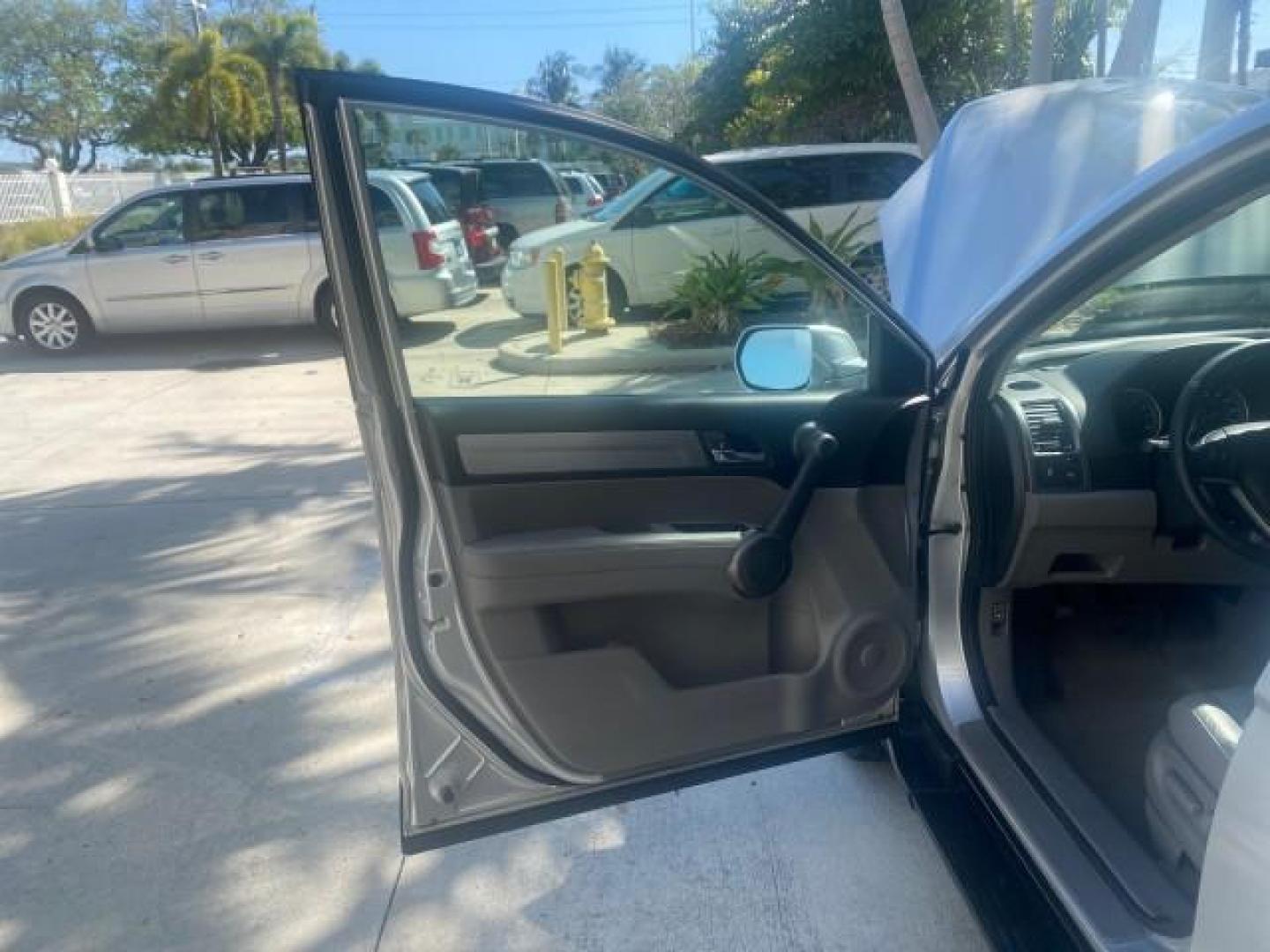 2011 Alabaster Silver Metallic /Gray Honda CR-V EX-L LOW MILES 27,869 (5J6RE3H79BL) with an 2.4L DOHC MPFI 16-Valve i-VTEC I4 Engine engine, Automatic transmission, located at 4701 North Dixie Hwy, Pompano Beach, FL, 33064, (954) 422-2889, 26.240938, -80.123474 - OUR WEBPAGE FLORIDACARS1.COM HAS OVER 100 PHOTOS AND FREE CARFAX LINK 2011 HONDA CR-V EX-L VIN: 5J6RE3H79BL009139 5 J 6 R E 3 H 7 9 B L 0 0 9 1 3 9 4 DOOR WAGON/SPORT UTILITY 2.4L I4 F DOHC 16V GASOLINE 28 MPG FRONT WHEEL DRIVE Top Features Alloy Wheels Running Boards Front Seat Heaters Satellite Ra - Photo#9