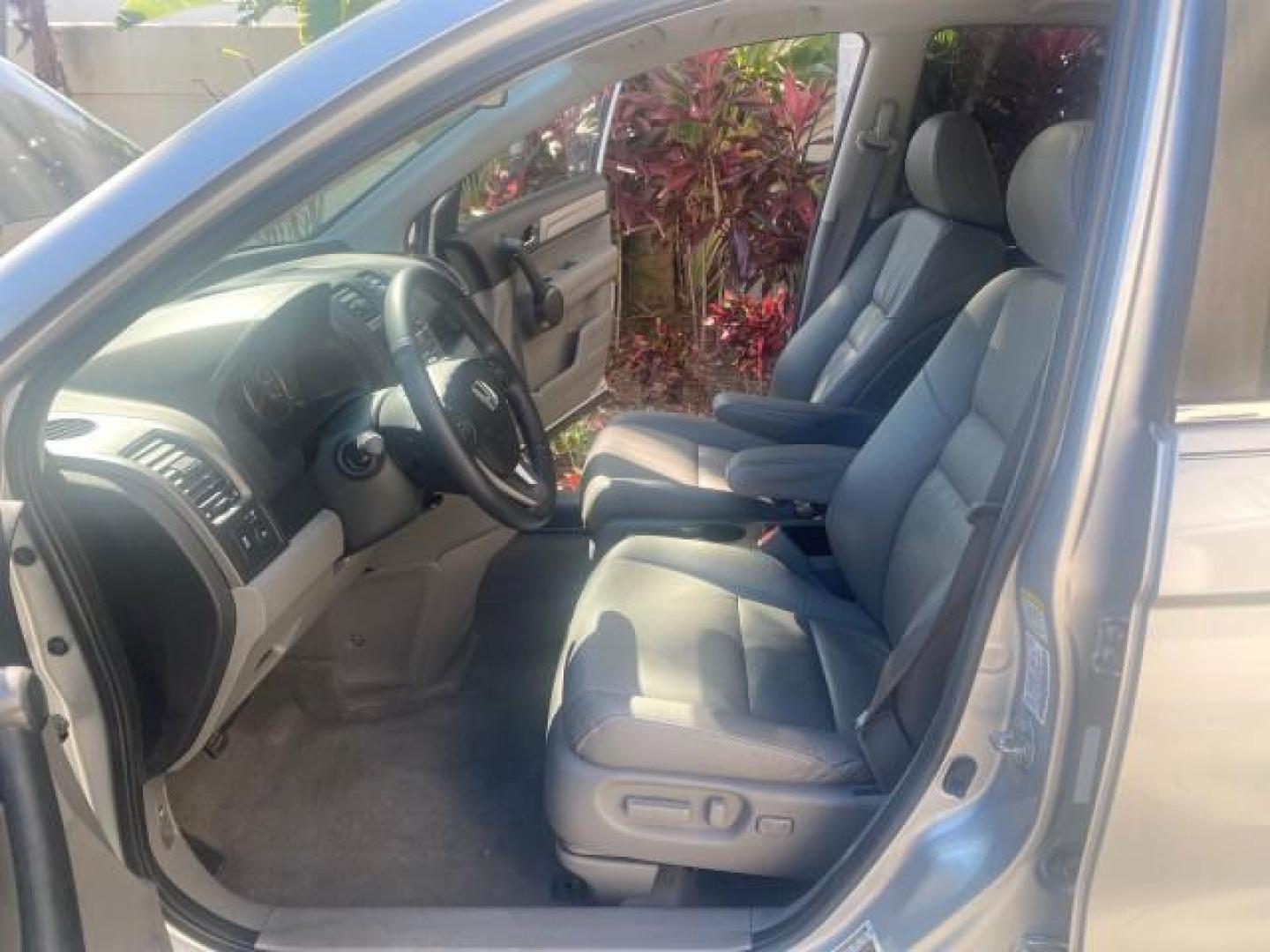 2011 Alabaster Silver Metallic /Gray Honda CR-V EX-L LOW MILES 27,869 (5J6RE3H79BL) with an 2.4L DOHC MPFI 16-Valve i-VTEC I4 Engine engine, Automatic transmission, located at 4701 North Dixie Hwy, Pompano Beach, FL, 33064, (954) 422-2889, 26.240938, -80.123474 - OUR WEBPAGE FLORIDACARS1.COM HAS OVER 100 PHOTOS AND FREE CARFAX LINK 2011 HONDA CR-V EX-L VIN: 5J6RE3H79BL009139 5 J 6 R E 3 H 7 9 B L 0 0 9 1 3 9 4 DOOR WAGON/SPORT UTILITY 2.4L I4 F DOHC 16V GASOLINE 28 MPG FRONT WHEEL DRIVE Top Features Alloy Wheels Running Boards Front Seat Heaters Satellite Ra - Photo#10