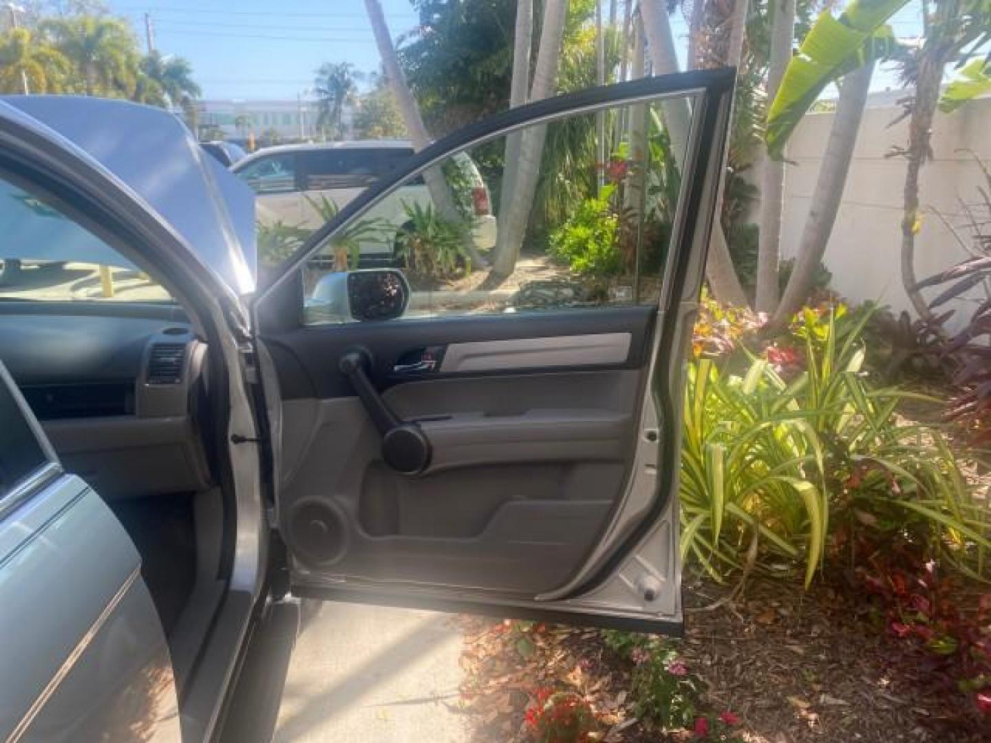 2011 Alabaster Silver Metallic /Gray Honda CR-V EX-L LOW MILES 27,869 (5J6RE3H79BL) with an 2.4L DOHC MPFI 16-Valve i-VTEC I4 Engine engine, Automatic transmission, located at 4701 North Dixie Hwy, Pompano Beach, FL, 33064, (954) 422-2889, 26.240938, -80.123474 - OUR WEBPAGE FLORIDACARS1.COM HAS OVER 100 PHOTOS AND FREE CARFAX LINK 2011 HONDA CR-V EX-L VIN: 5J6RE3H79BL009139 5 J 6 R E 3 H 7 9 B L 0 0 9 1 3 9 4 DOOR WAGON/SPORT UTILITY 2.4L I4 F DOHC 16V GASOLINE 28 MPG FRONT WHEEL DRIVE Top Features Alloy Wheels Running Boards Front Seat Heaters Satellite Ra - Photo#11